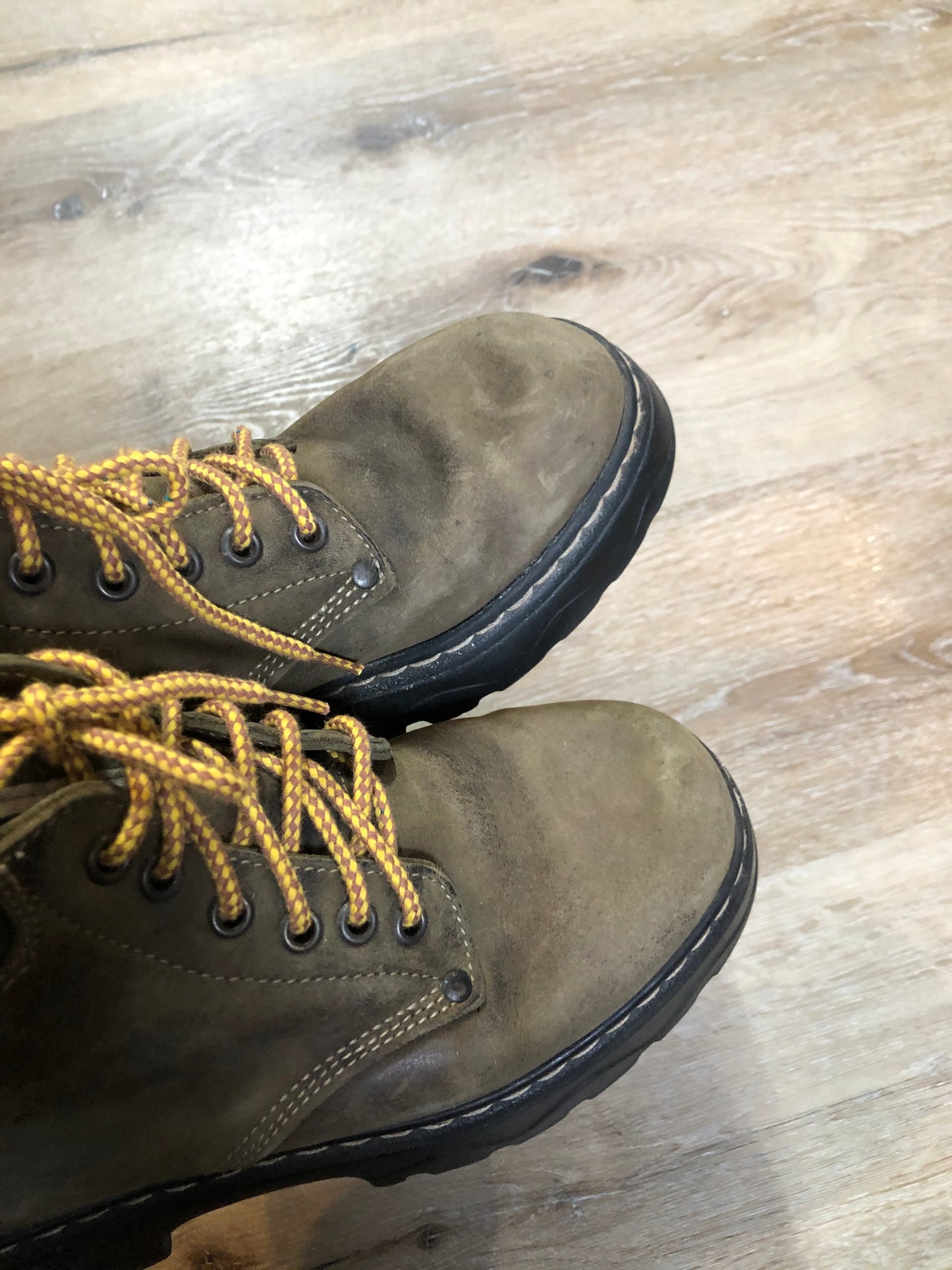 Kingspier Vintage - Roots Tuff hiking boots in olive green nubuck leather with padded ankle and thick sole. Made in Canada
Size 6.5 womens
The uppers and soles are in good condition with some all over wear.
