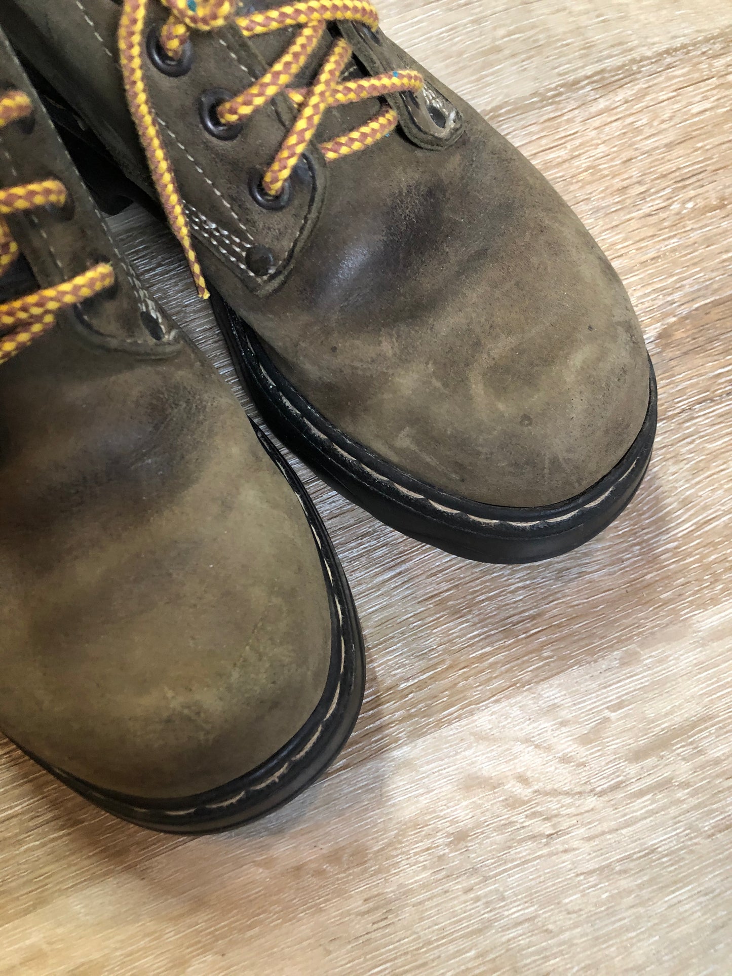 Kingspier Vintage - Roots Tuff hiking boots in olive green nubuck leather with padded ankle and thick sole. Made in Canada
Size 6.5 womens
The uppers and soles are in good condition with some all over wear.