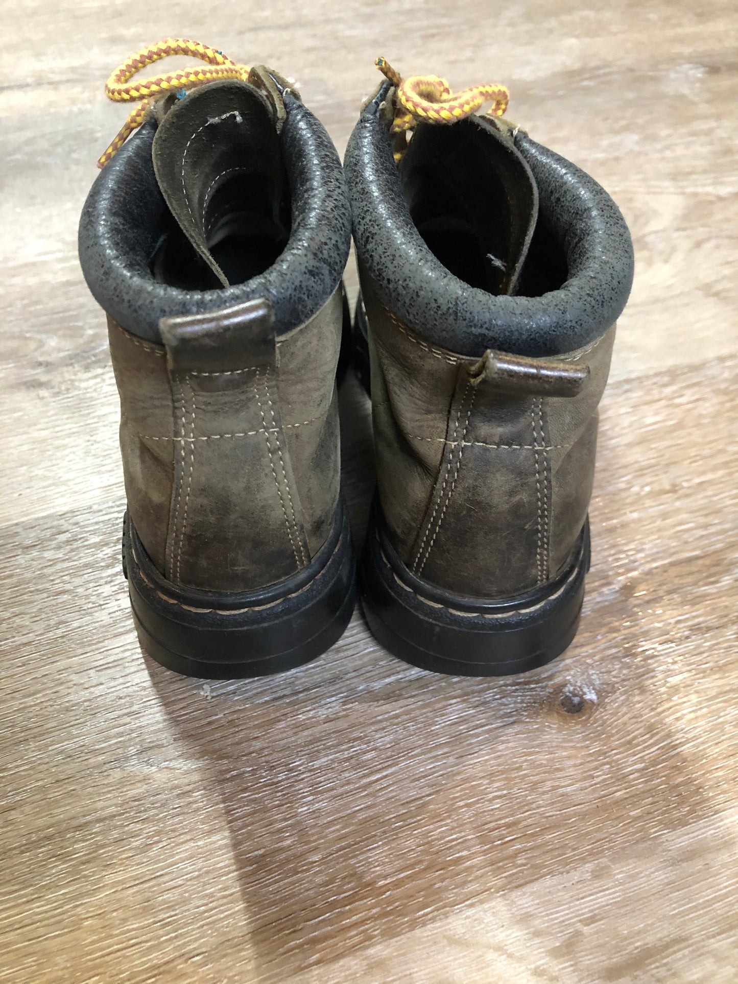 Kingspier Vintage - Roots Tuff hiking boots in olive green nubuck leather with padded ankle and thick sole. Made in Canada
Size 6.5 womens
The uppers and soles are in good condition with some all over wear.