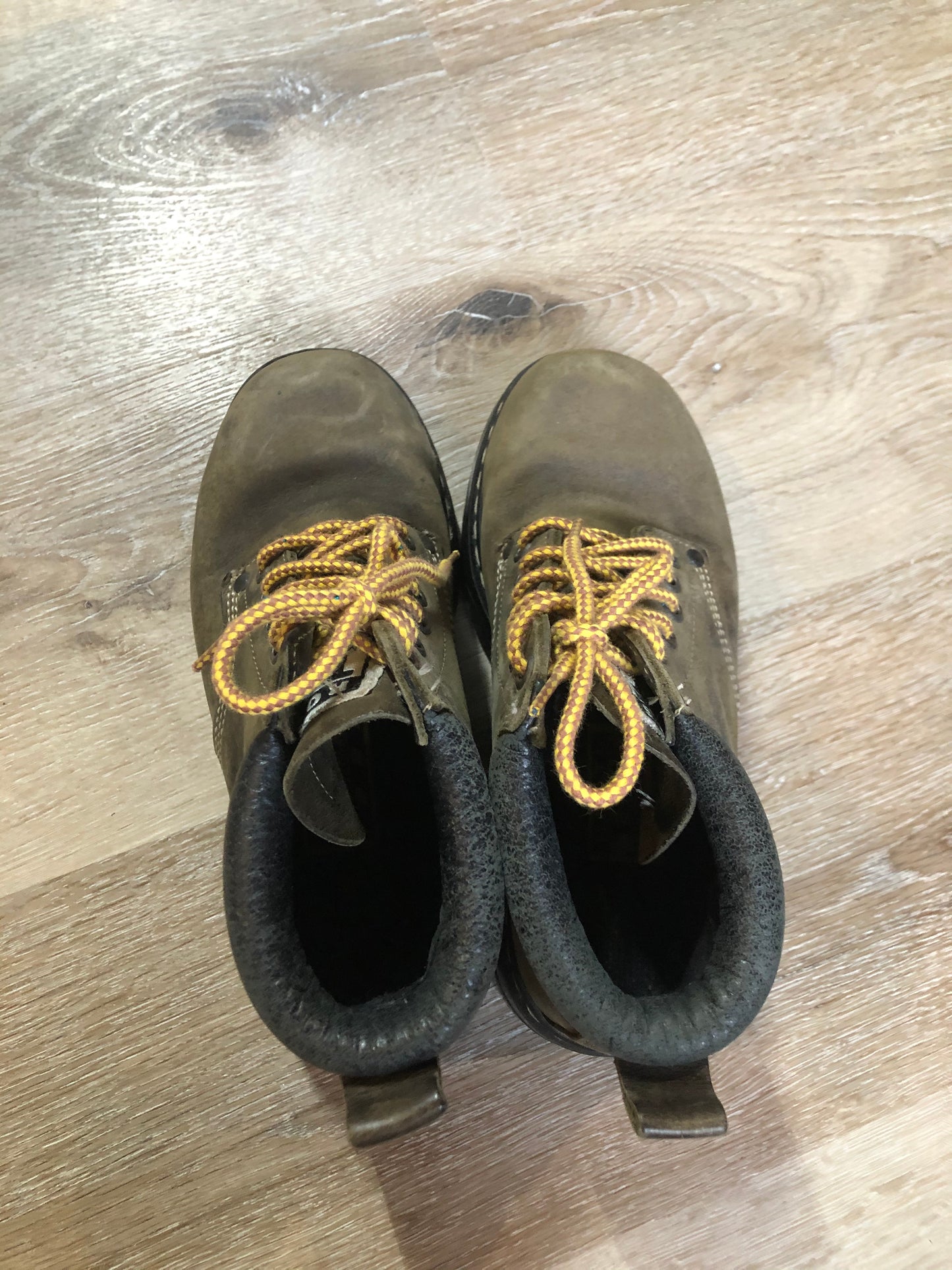 Kingspier Vintage - Roots Tuff hiking boots in olive green nubuck leather with padded ankle and thick sole. Made in Canada
Size 6.5 womens
The uppers and soles are in good condition with some all over wear.