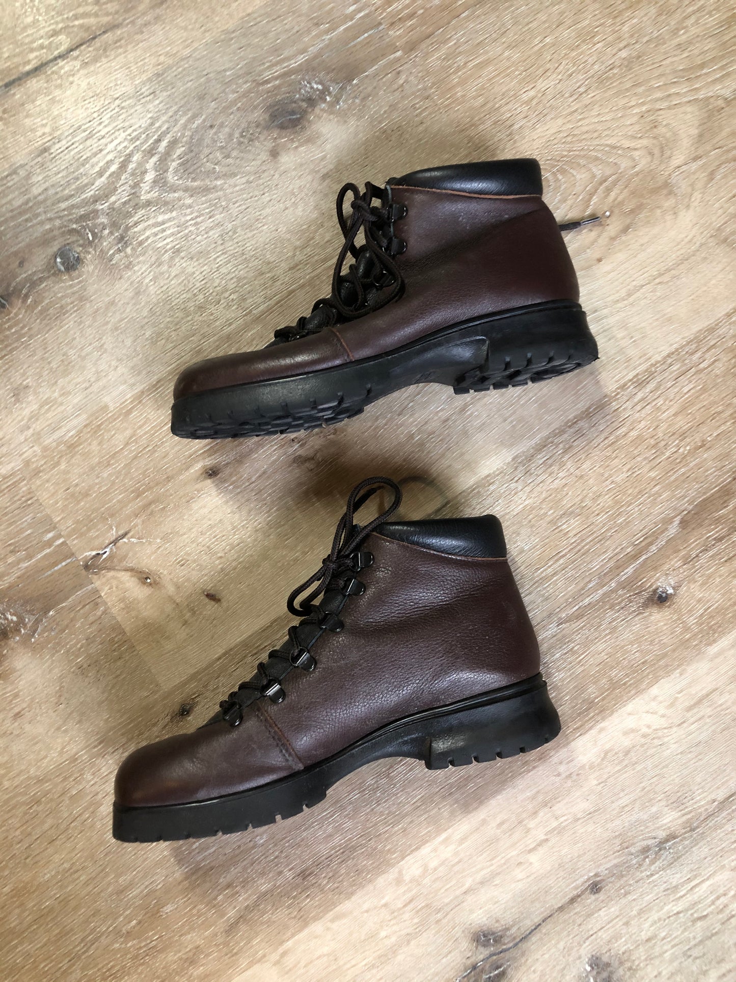 Kingspier Vintage - Vintage Maritime Shearling brown leather hiking boots with shearling lining. Made in Canada.
Size 9.5 womens
The uppers and soles are in excellent condition.