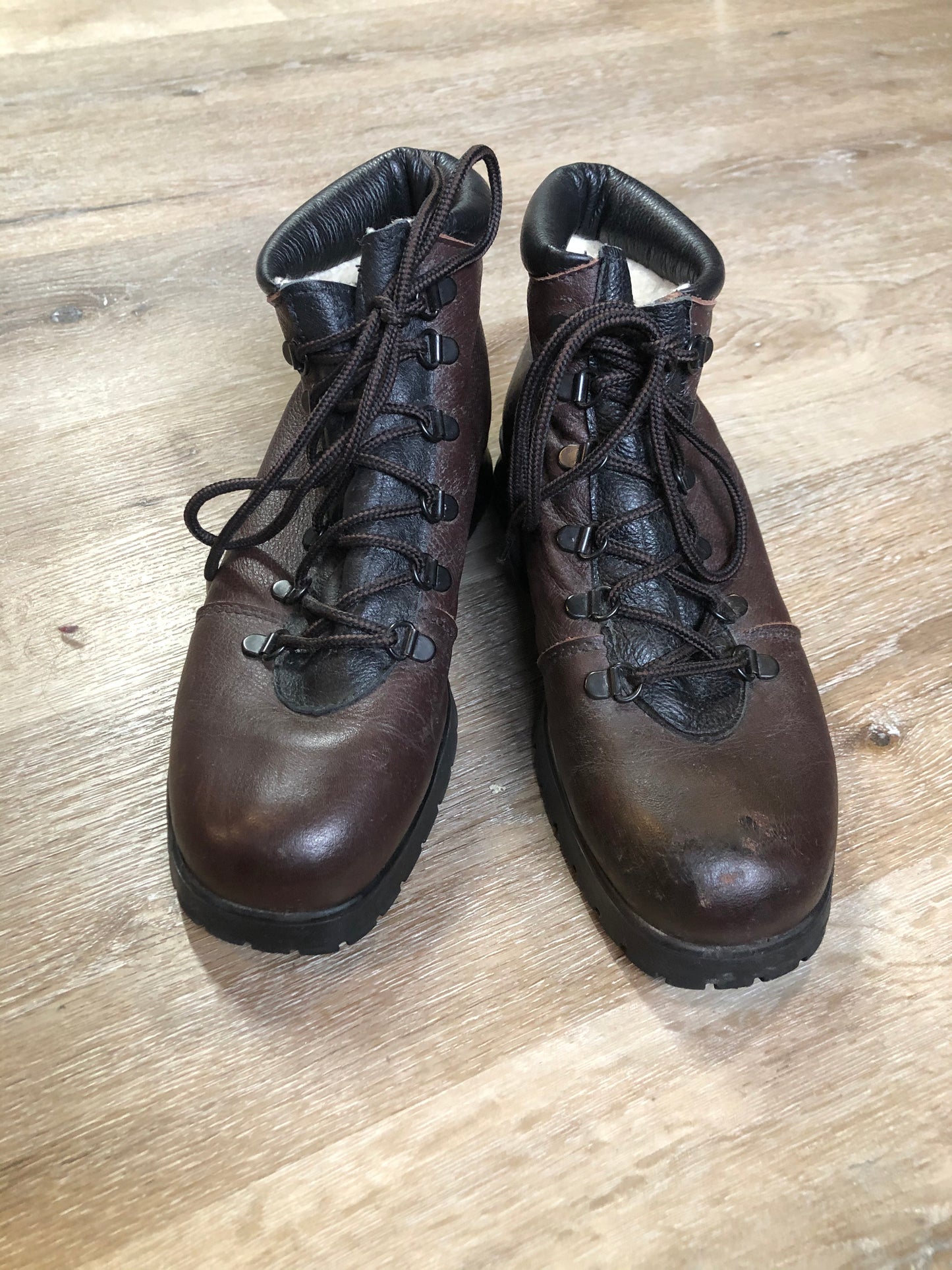 Kingspier Vintage - Vintage Maritime Shearling brown leather hiking boots with shearling lining. Made in Canada.
Size 9.5 womens
The uppers and soles are in excellent condition.