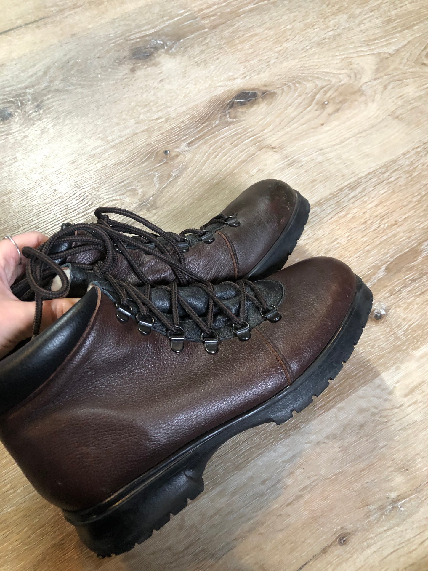 Kingspier Vintage - Vintage Maritime Shearling brown leather hiking boots with shearling lining. Made in Canada.
Size 9.5 womens
The uppers and soles are in excellent condition.