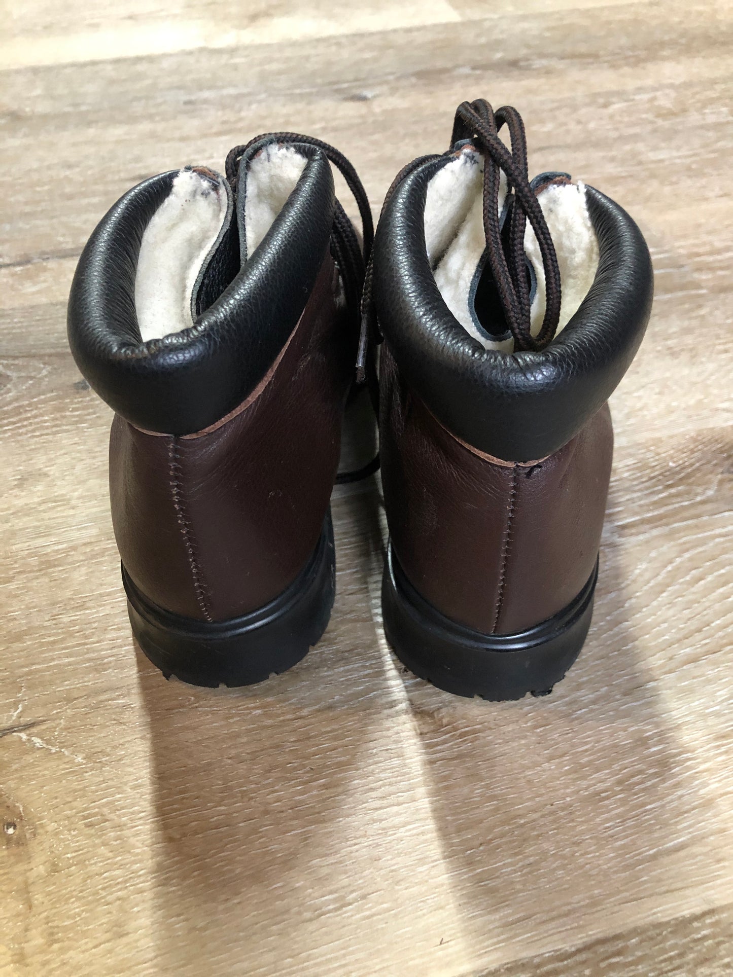 Kingspier Vintage - Vintage Maritime Shearling brown leather hiking boots with shearling lining. Made in Canada.
Size 9.5 womens
The uppers and soles are in excellent condition.