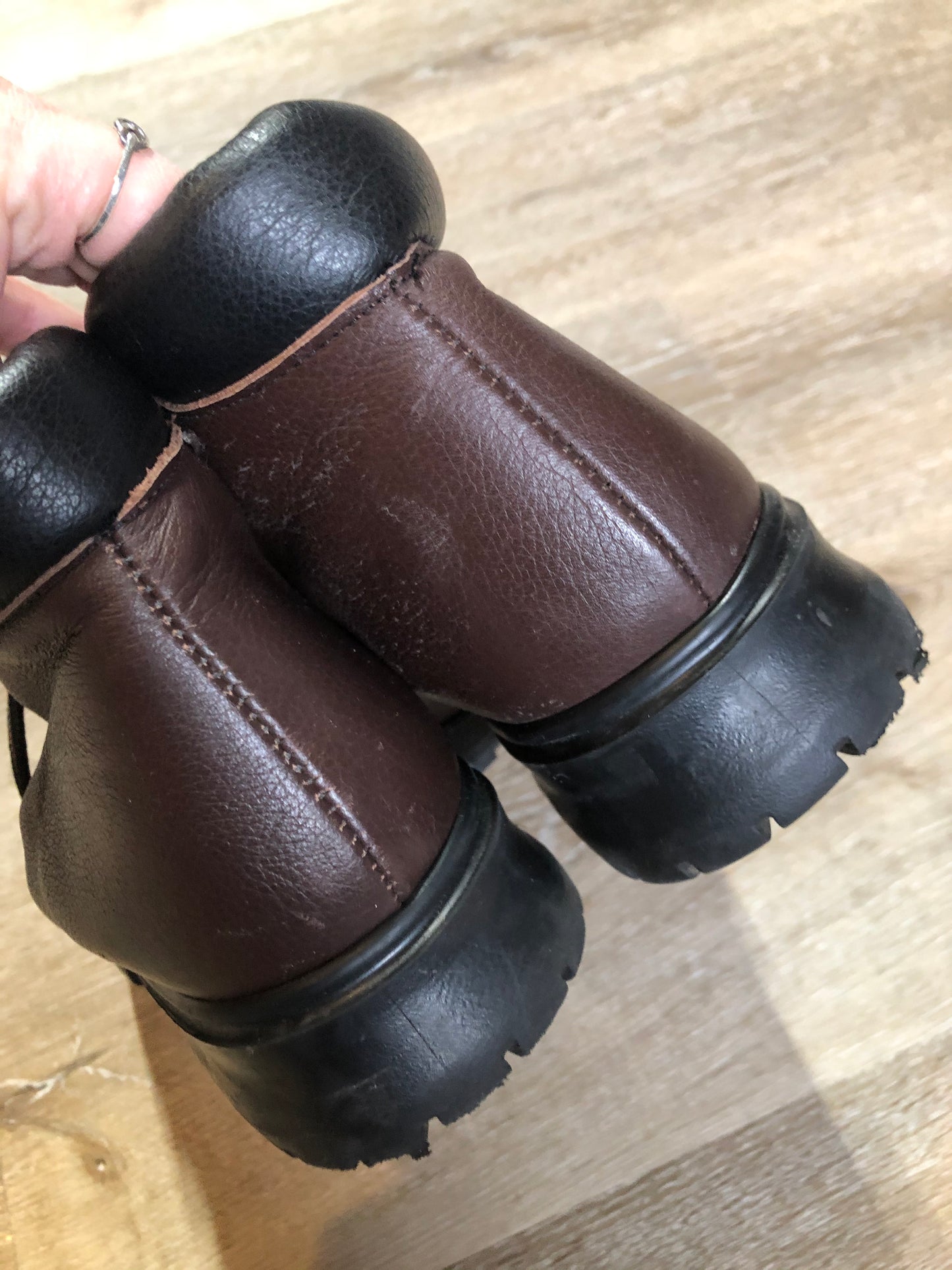 Kingspier Vintage - Vintage Maritime Shearling brown leather hiking boots with shearling lining. Made in Canada.
Size 9.5 womens
The uppers and soles are in excellent condition.