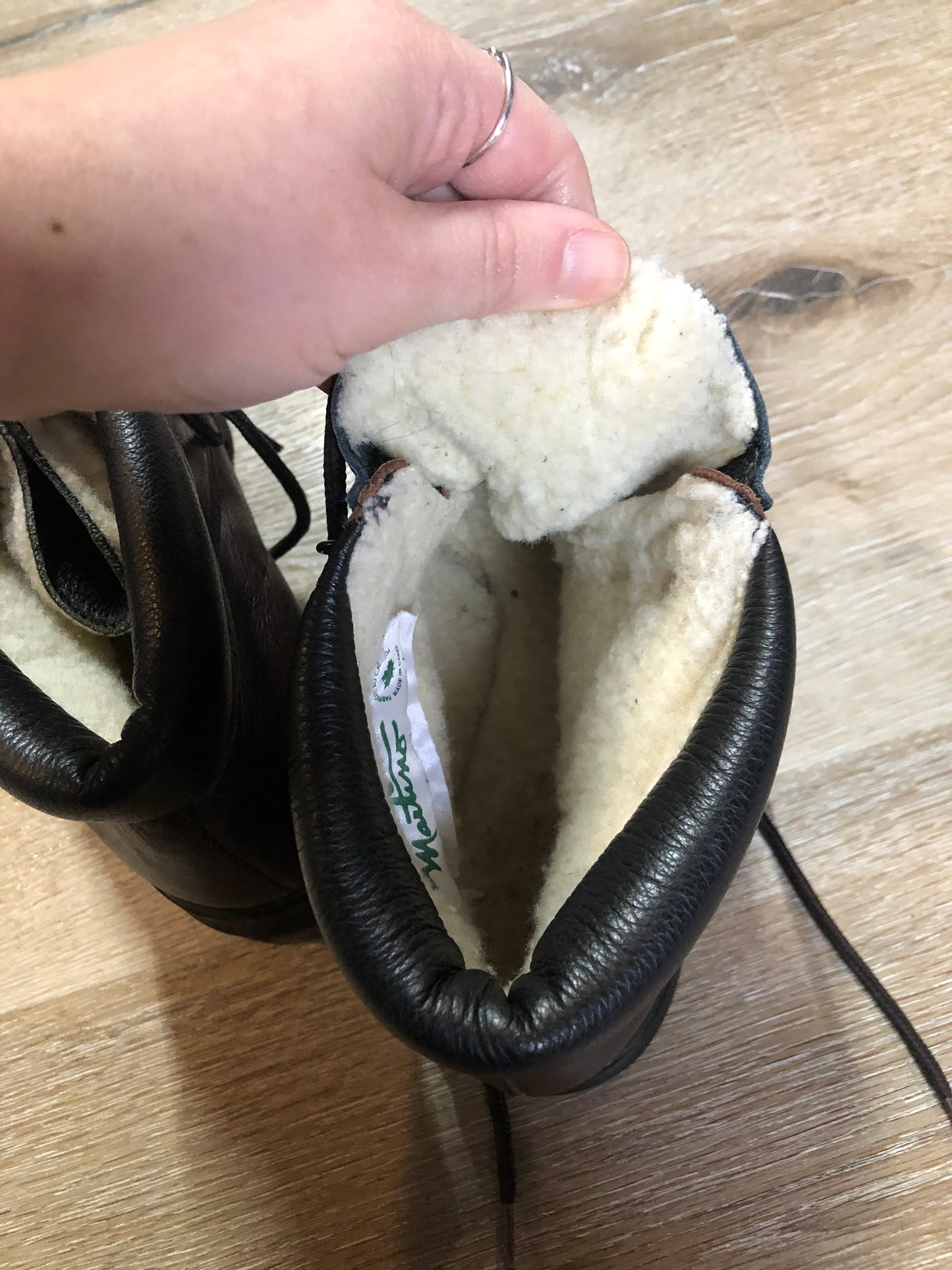Kingspier Vintage - Vintage Maritime Shearling brown leather hiking boots with shearling lining. Made in Canada.
Size 9.5 womens
The uppers and soles are in excellent condition.