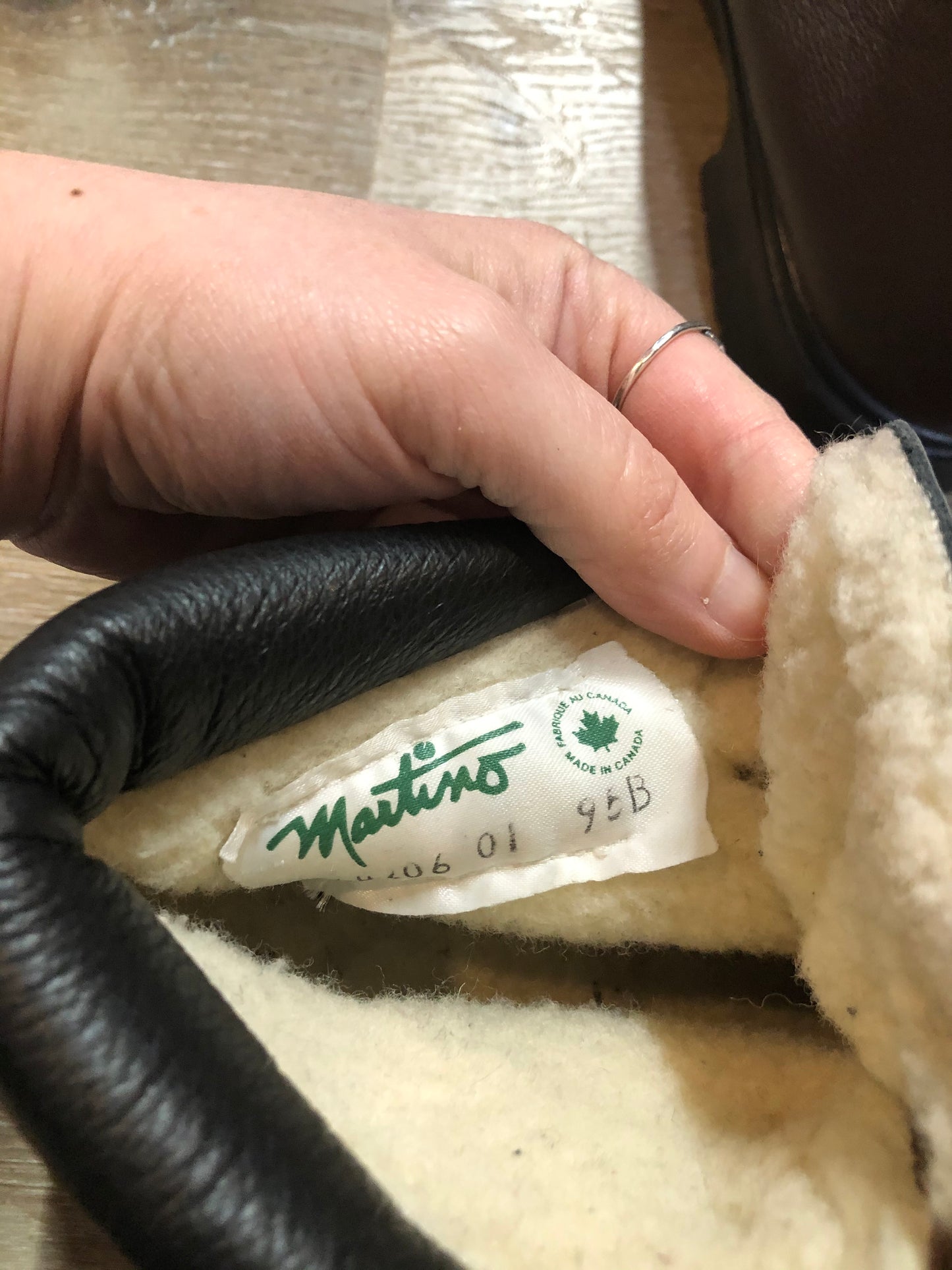 Kingspier Vintage - Vintage Maritime Shearling brown leather hiking boots with shearling lining. Made in Canada.
Size 9.5 womens
The uppers and soles are in excellent condition.