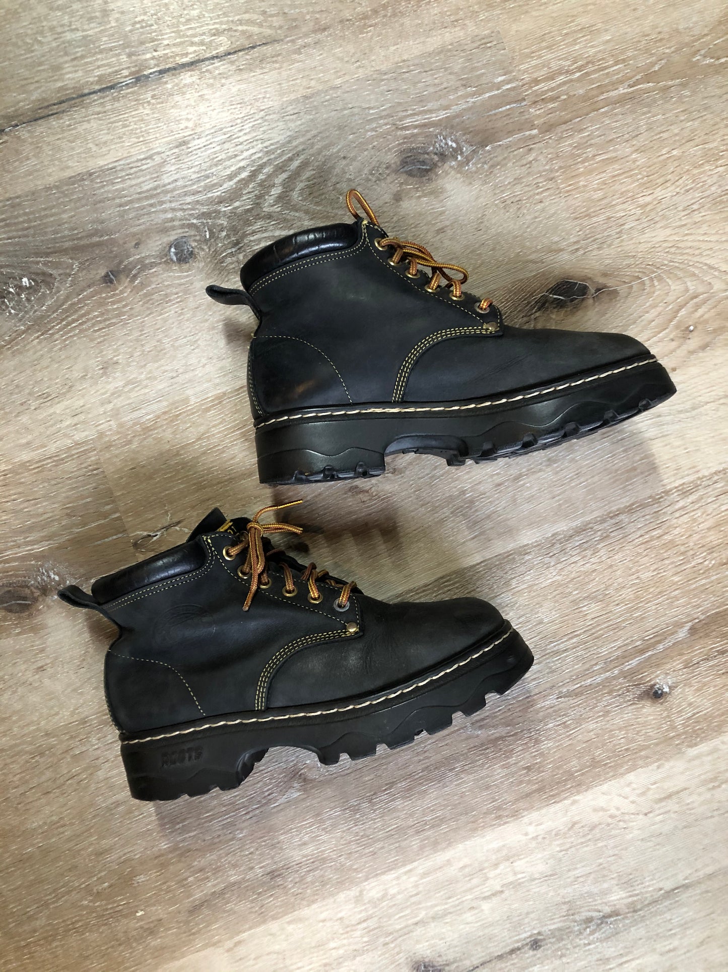 Kingspier Vintage - Roots Tuff hiking boots in black nubuck leather with padded ankle and thick sole.
Size 7 womens
The uppers and soles are in excellent condition.