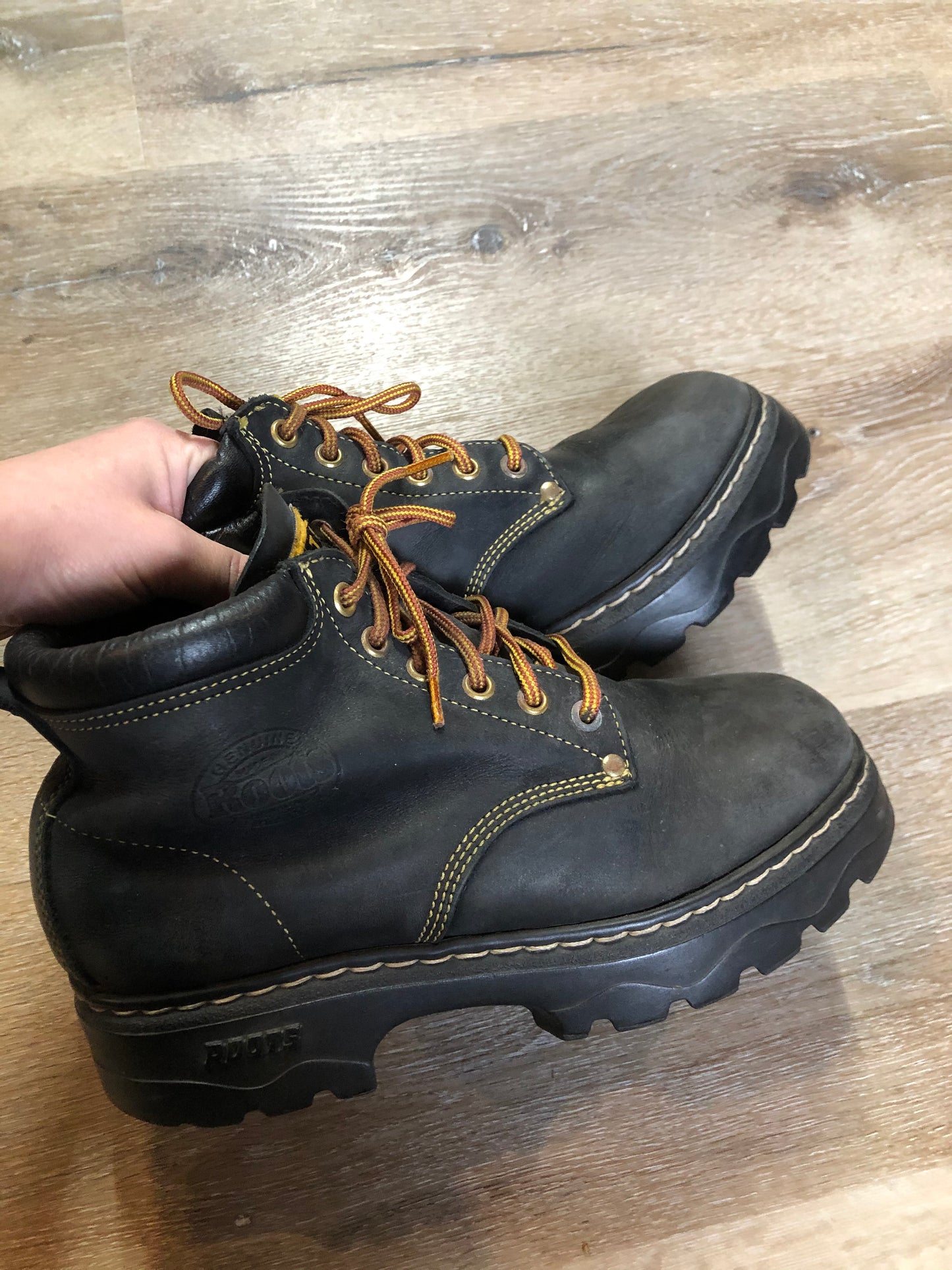 Kingspier Vintage - Roots Tuff hiking boots in black nubuck leather with padded ankle and thick sole.
Size 7 womens
The uppers and soles are in excellent condition.