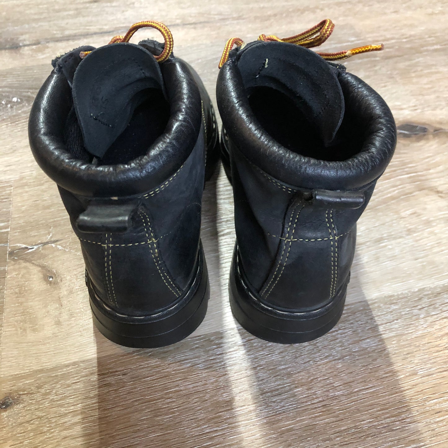 Kingspier Vintage - Roots Tuff hiking boots in black nubuck leather with padded ankle and thick sole.
Size 7 womens
The uppers and soles are in excellent condition.