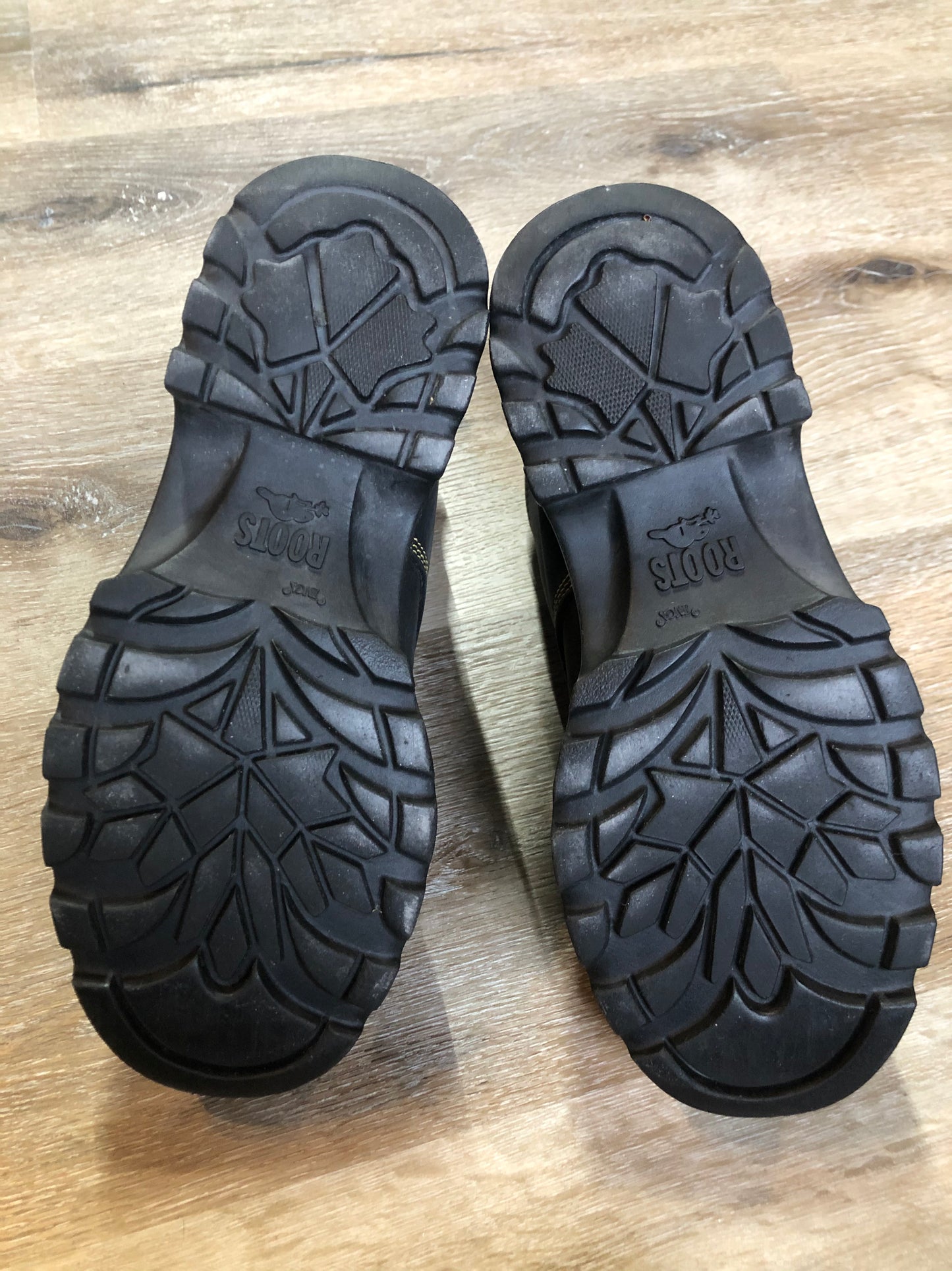 Kingspier Vintage - Roots Tuff hiking boots in black nubuck leather with padded ankle and thick sole.
Size 7 womens
The uppers and soles are in excellent condition.