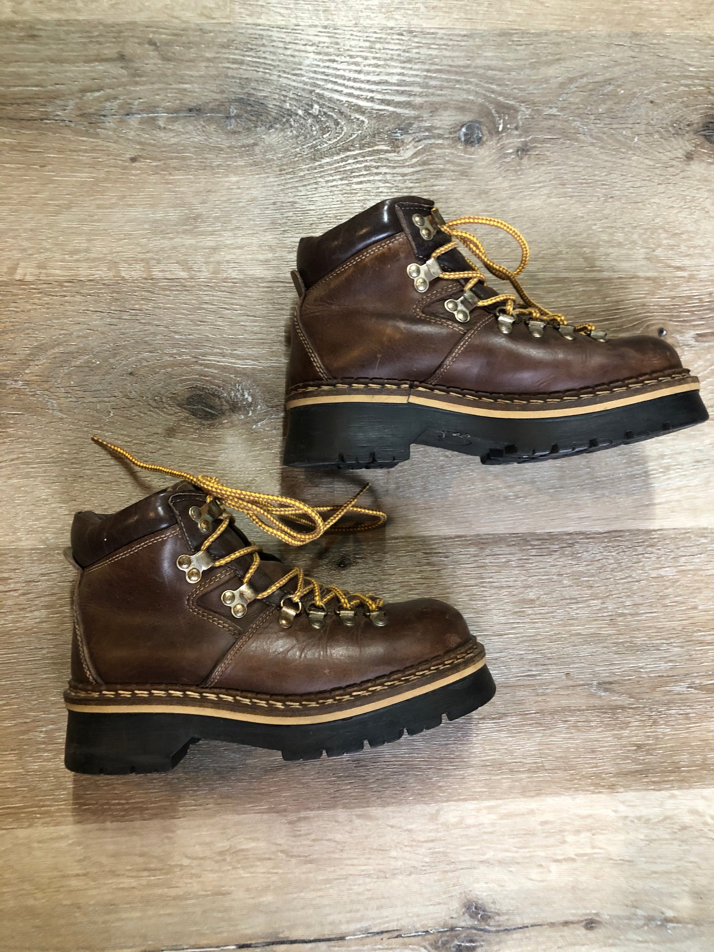 Kingspier Vintage - Vintage hiking boots in smooth brown leather with padded ankle and round toe. Made in Italy.
Size 6 womens
The uppers and soles are in excellent condition with some scuff marks in leather.