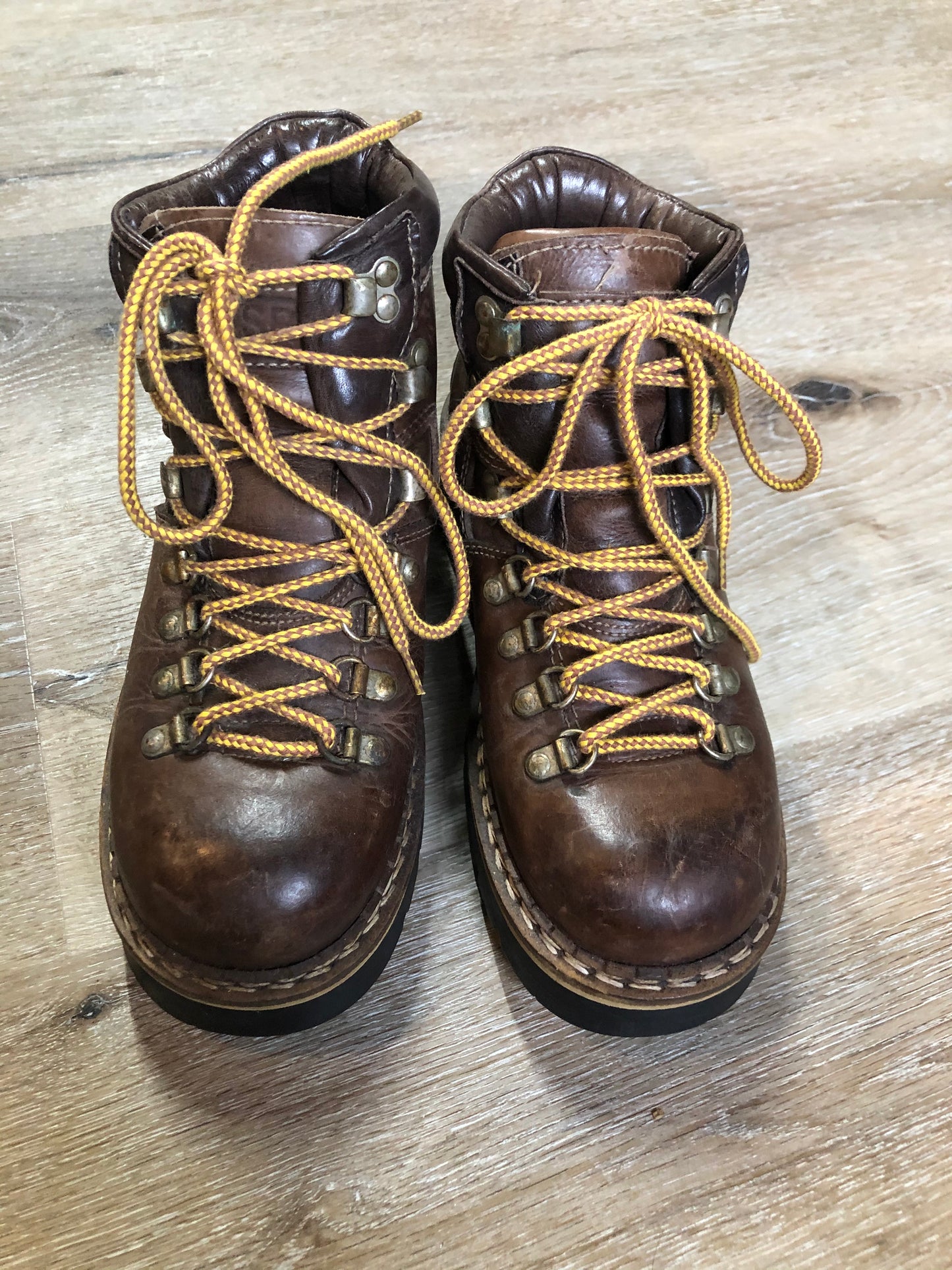 Kingspier Vintage - Vintage hiking boots in smooth brown leather with padded ankle and round toe. Made in Italy.
Size 6 womens
The uppers and soles are in excellent condition with some scuff marks in leather.