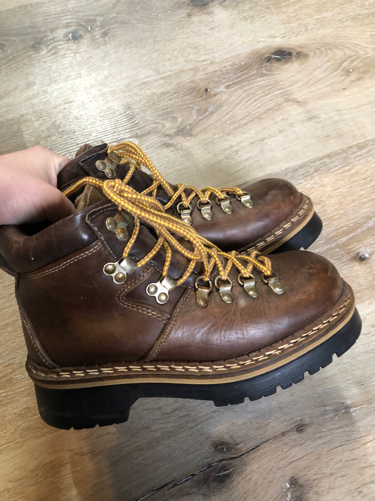 Kingspier Vintage - Vintage hiking boots in smooth brown leather with padded ankle and round toe. Made in Italy.
Size 6 womens
The uppers and soles are in excellent condition with some scuff marks in leather.