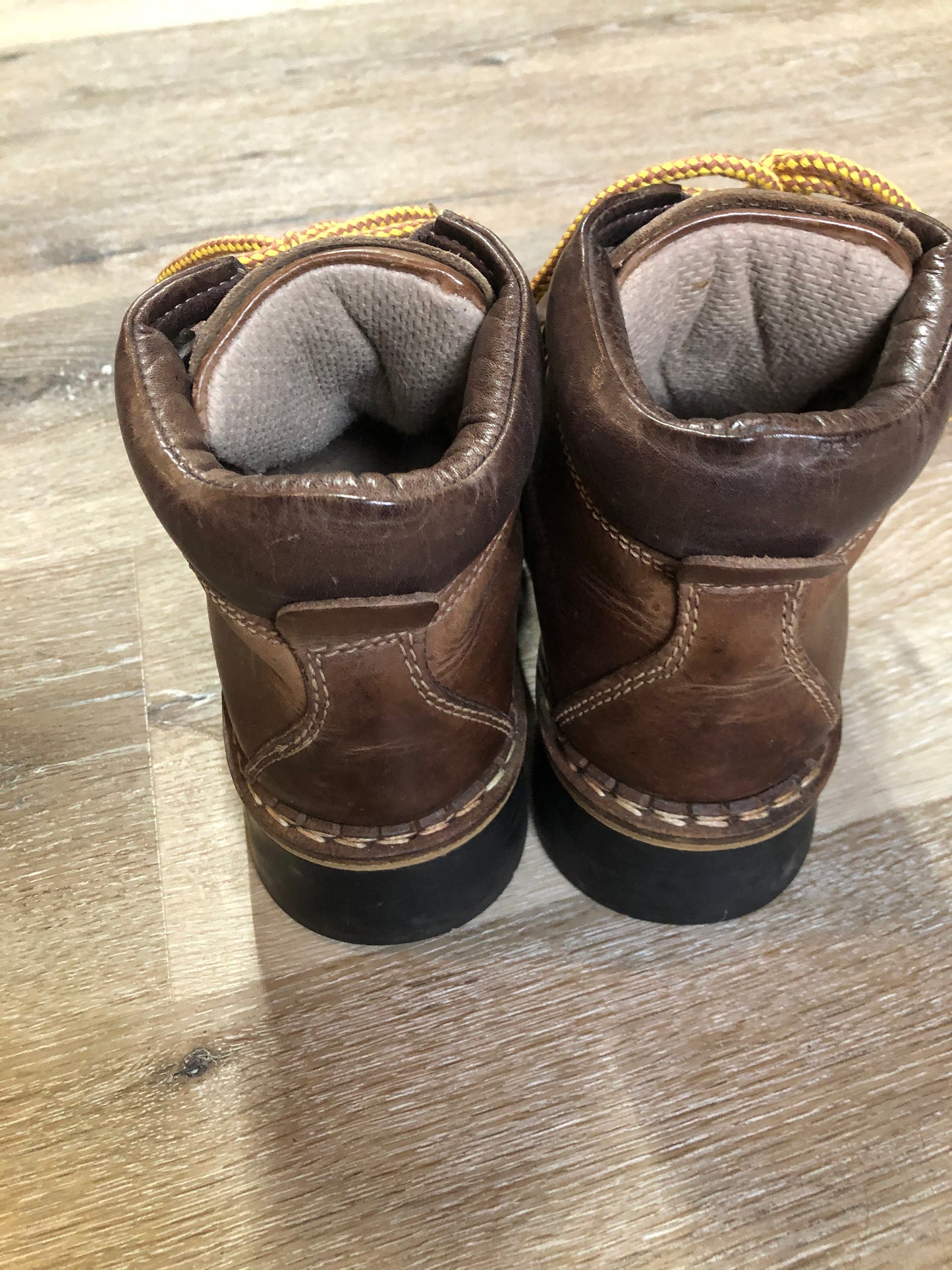 Kingspier Vintage - Vintage hiking boots in smooth brown leather with padded ankle and round toe. Made in Italy.
Size 6 womens
The uppers and soles are in excellent condition with some scuff marks in leather.