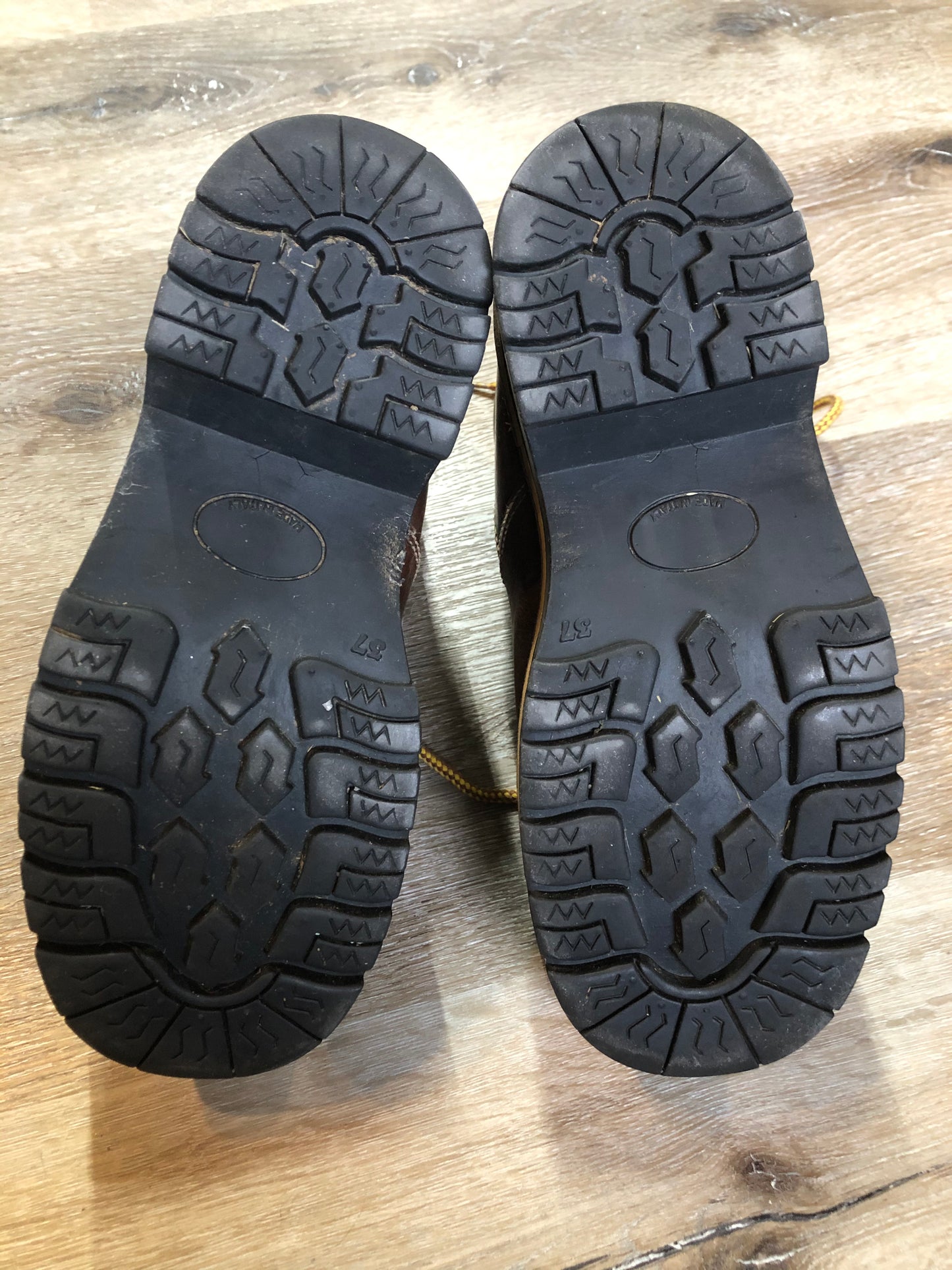 Kingspier Vintage - Vintage hiking boots in smooth brown leather with padded ankle and round toe. Made in Italy.
Size 6 womens
The uppers and soles are in excellent condition with some scuff marks in leather.