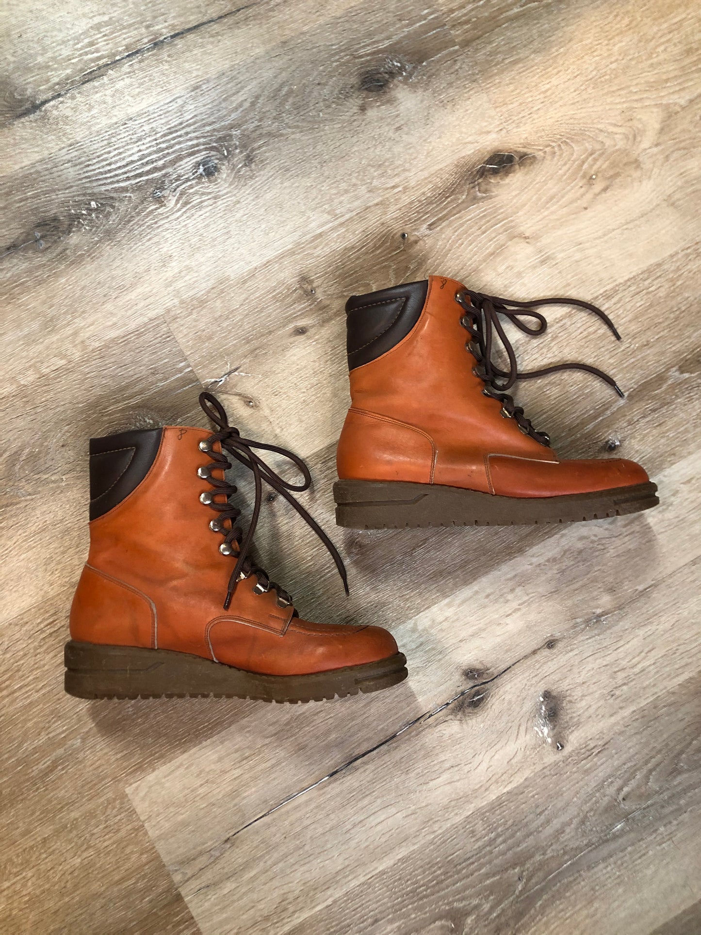 Kingspier Vintage - Kamik 8 eyelet lace up winter boot in brown with genuine leather upper, fleece lining, wedge heel and rubber sole.
Size 7 womens
The uppers and soles are in excellent condition. NWOT.