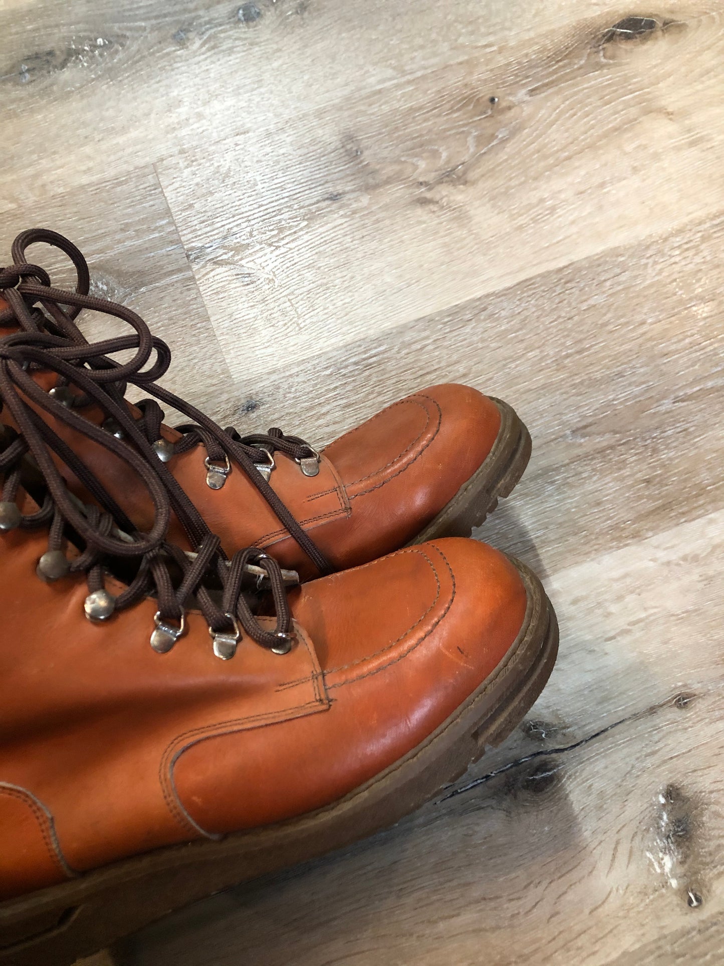 Kingspier Vintage - Kamik 8 eyelet lace up winter boot in brown with genuine leather upper, fleece lining, wedge heel and rubber sole.
Size 7 womens
The uppers and soles are in excellent condition. NWOT.
