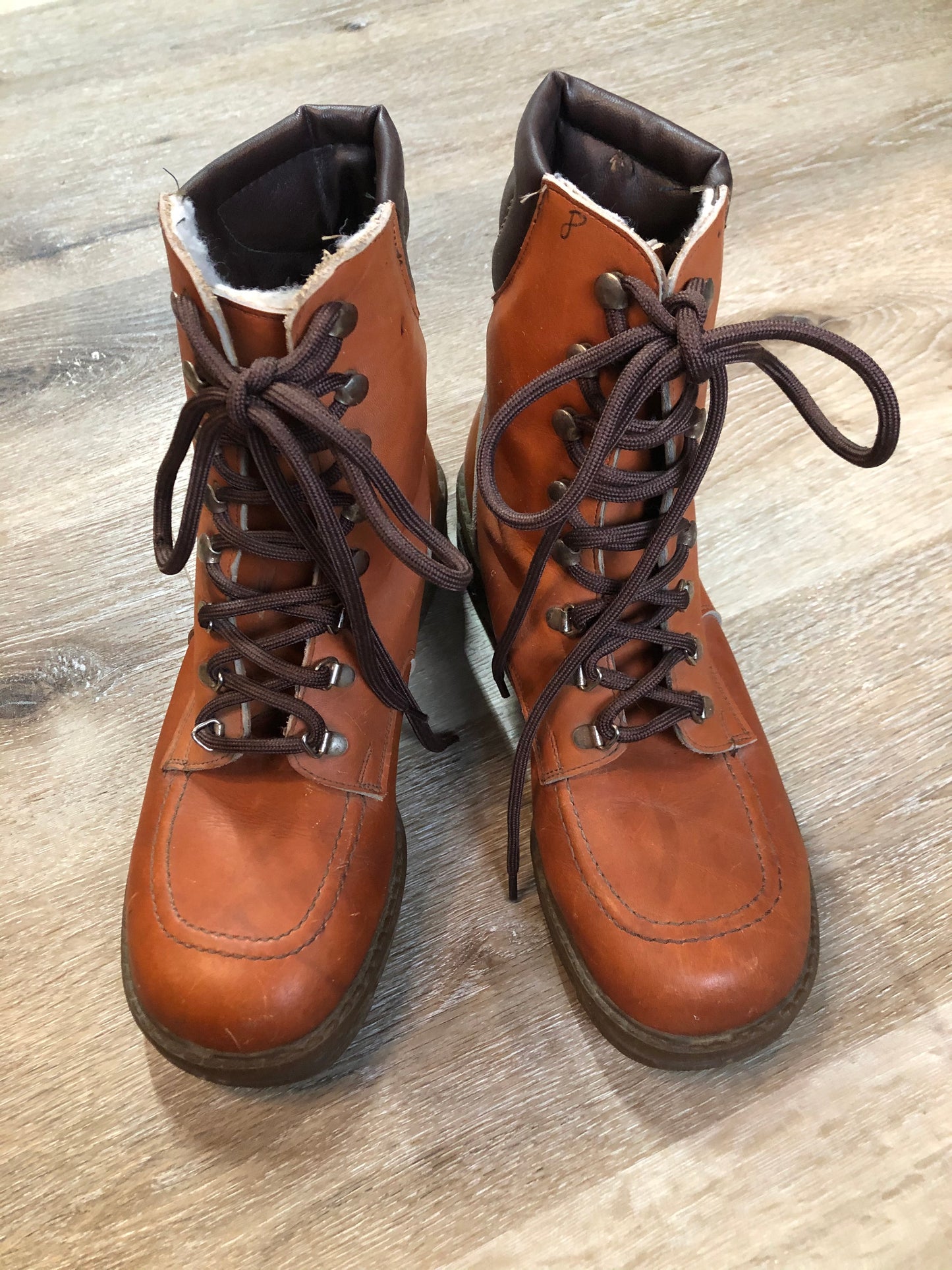Kingspier Vintage - Kamik 8 eyelet lace up winter boot in brown with genuine leather upper, fleece lining, wedge heel and rubber sole.
Size 7 womens
The uppers and soles are in excellent condition. NWOT.