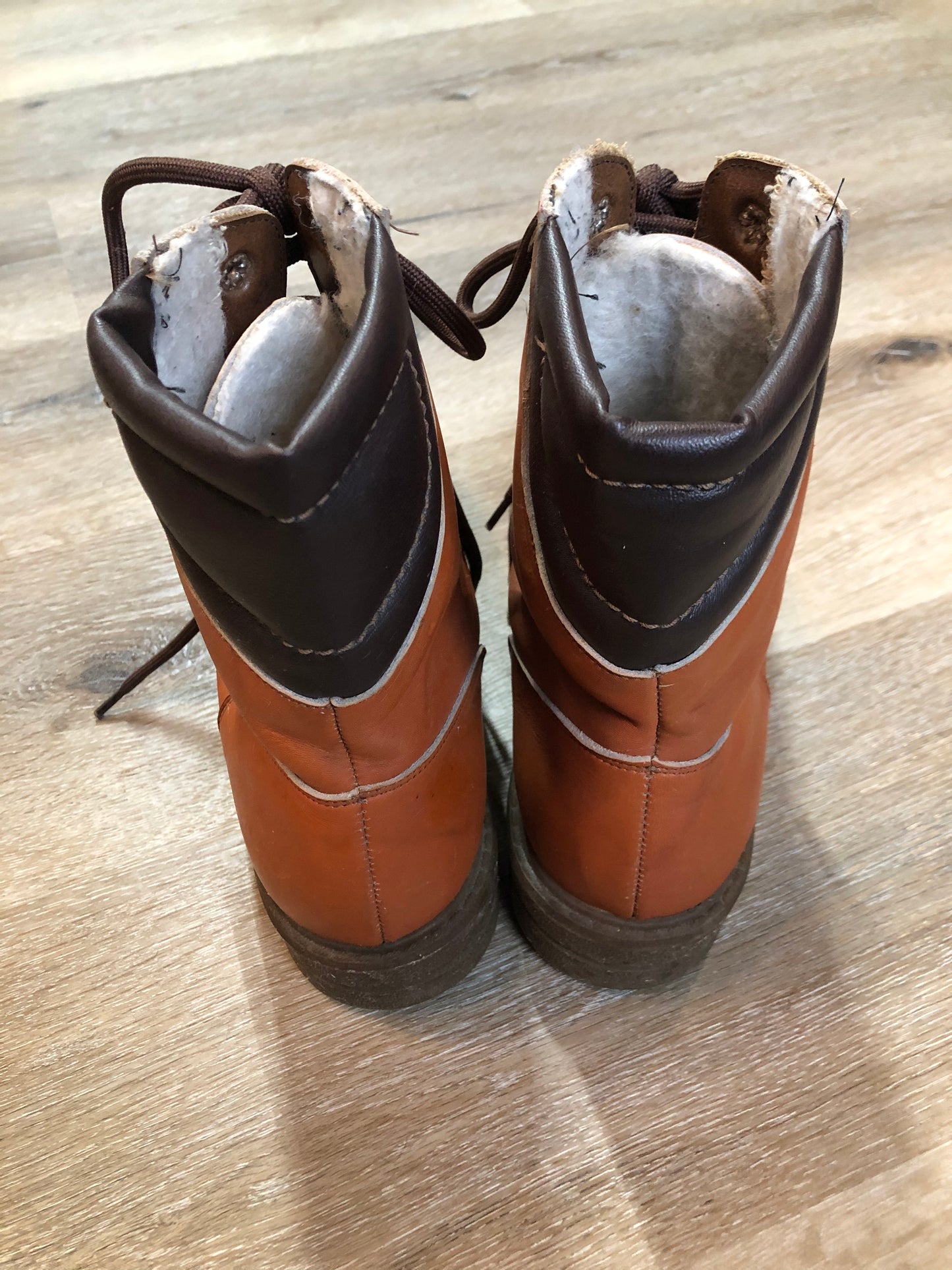 Kingspier Vintage - Kamik 8 eyelet lace up winter boot in brown with genuine leather upper, fleece lining, wedge heel and rubber sole.
Size 7 womens
The uppers and soles are in excellent condition. NWOT.