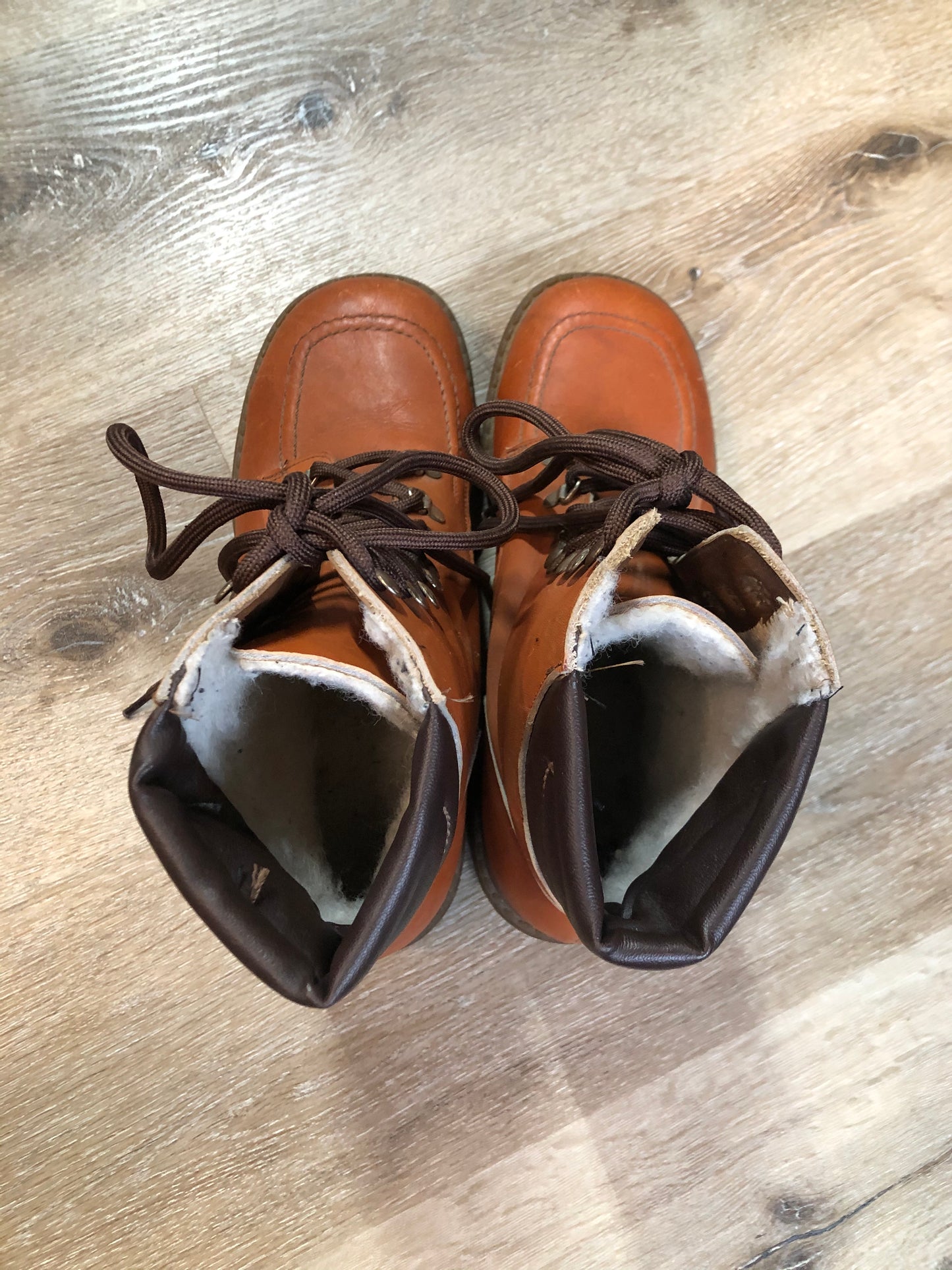 Kingspier Vintage - Kamik 8 eyelet lace up winter boot in brown with genuine leather upper, fleece lining, wedge heel and rubber sole.
Size 7 womens
The uppers and soles are in excellent condition. NWOT.