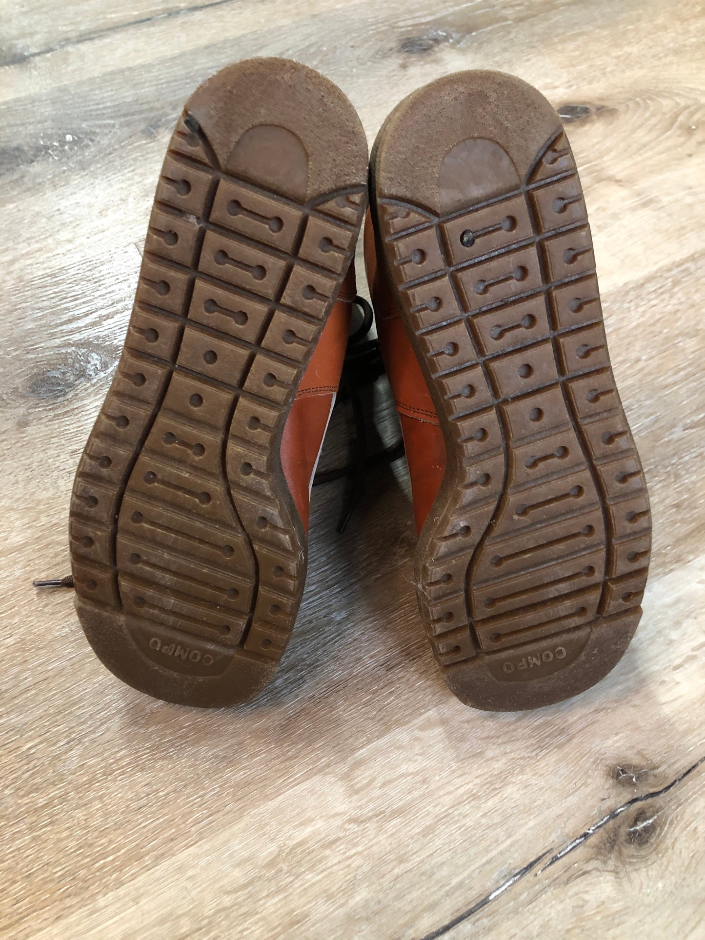 Kingspier Vintage - Kamik 8 eyelet lace up winter boot in brown with genuine leather upper, fleece lining, wedge heel and rubber sole.
Size 7 womens
The uppers and soles are in excellent condition. NWOT.