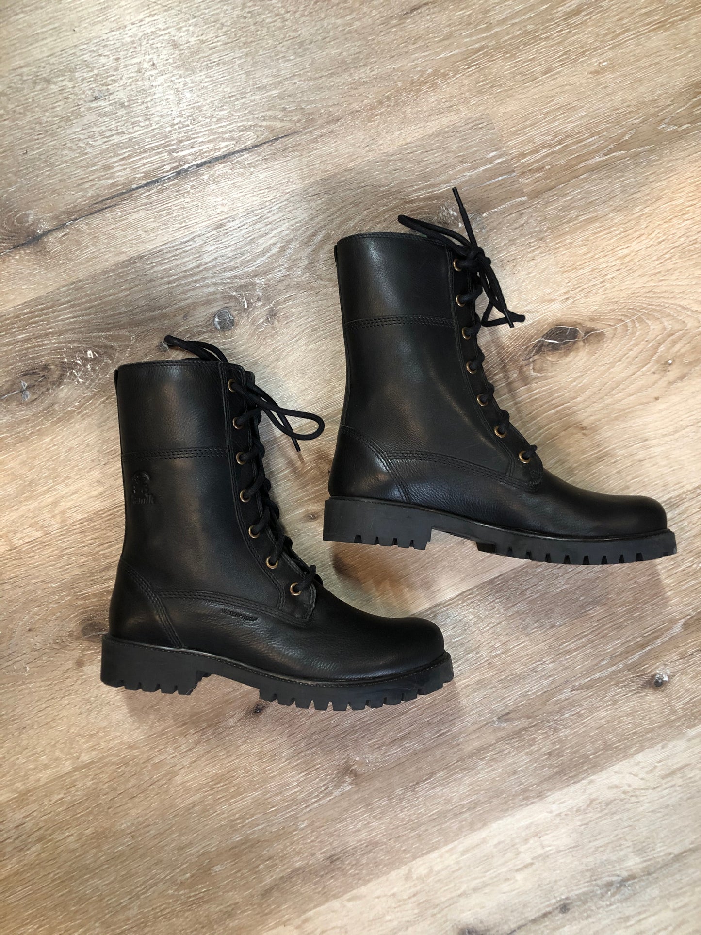 Kingspier Vintage - Kamik Autumn 7 eyelet lace up winter boot in black with seam-sealed waterproof genuine leather upper and decorative plaid inside collar, fleece lining and rubber sole.
Size 7 womens
The uppers and soles are in excellent condition. NWOT.