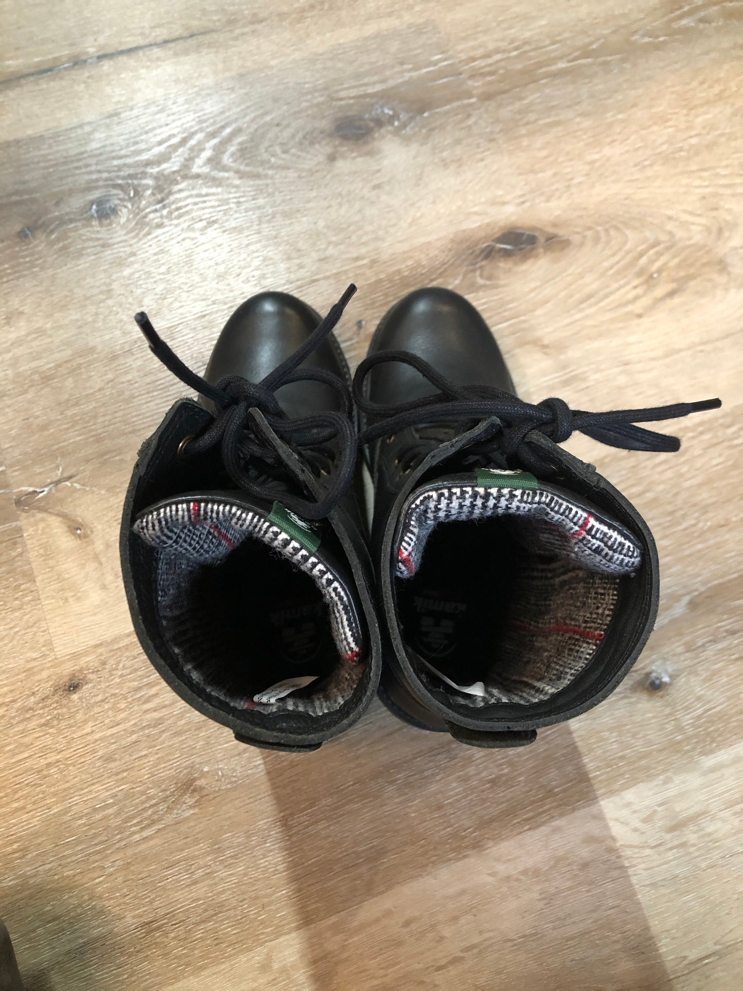 Kingspier Vintage - Kamik Autumn 7 eyelet lace up winter boot in black with seam-sealed waterproof genuine leather upper and decorative plaid inside collar, fleece lining and rubber sole.
Size 7 womens
The uppers and soles are in excellent condition. NWOT.