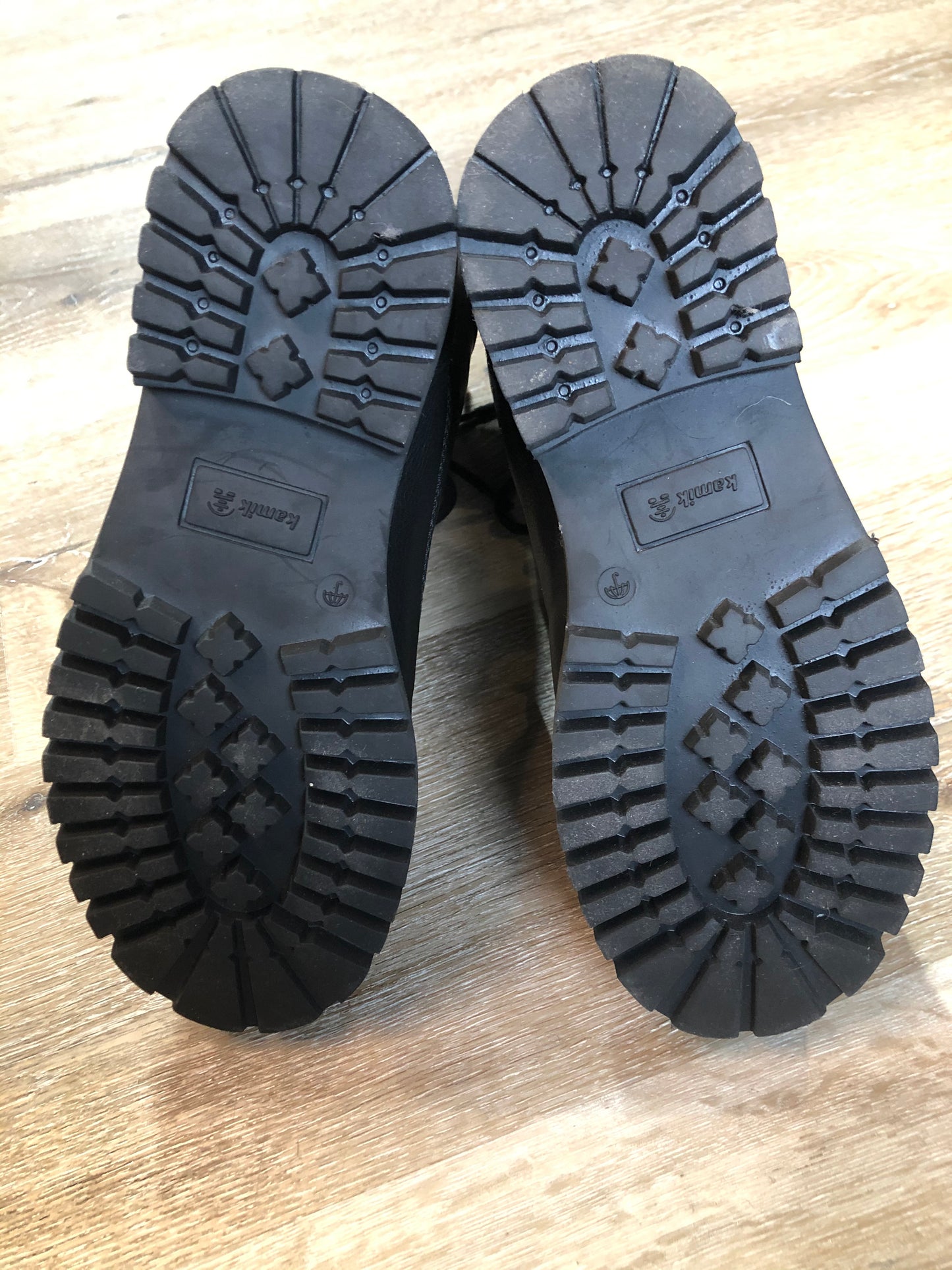 Kingspier Vintage - Kamik Autumn 7 eyelet lace up winter boot in black with seam-sealed waterproof genuine leather upper and decorative plaid inside collar, fleece lining and rubber sole.
Size 7 womens
The uppers and soles are in excellent condition. NWOT.