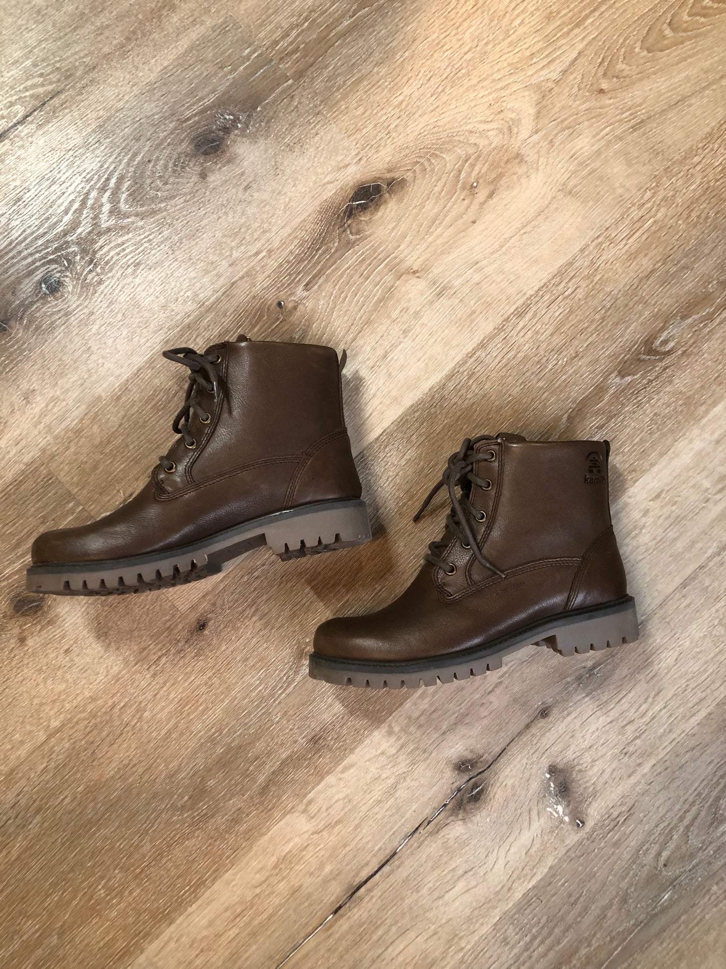 Kingspier Vintage - Kamik Autumn Lo winter boot in chocolate brown with seam-sealed waterproof genuine leather upper and decorative plaid inside collar, fleece lining and rubber sole.
Size 7 womens
The uppers and soles are in excellent condition. NWOT.