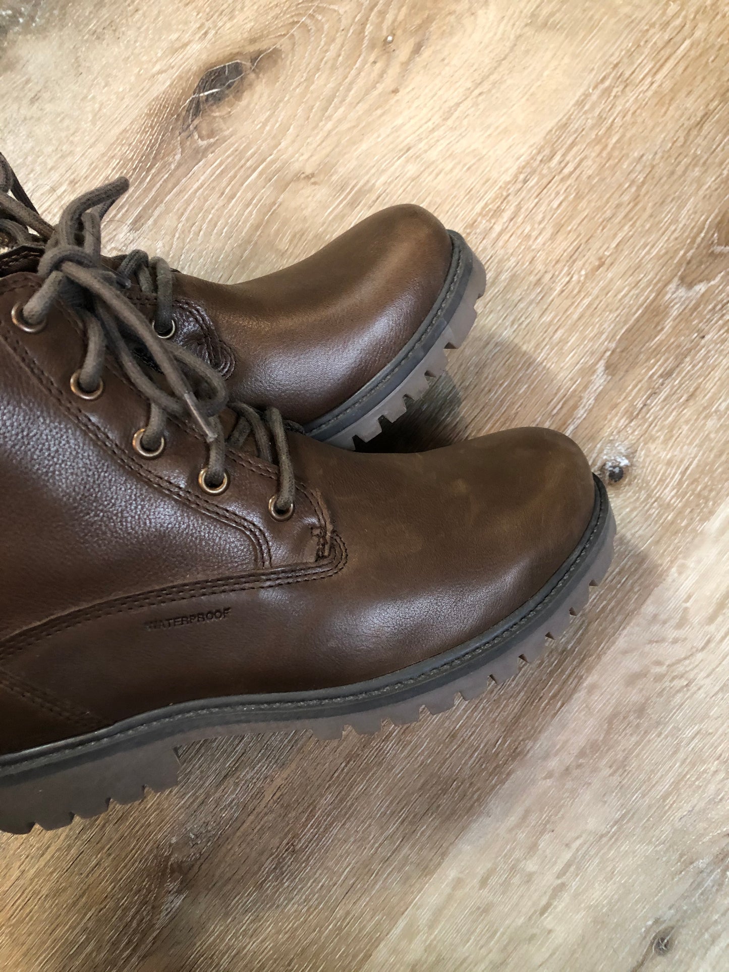 Kingspier Vintage - Kamik Autumn Lo winter boot in chocolate brown with seam-sealed waterproof genuine leather upper and decorative plaid inside collar, fleece lining and rubber sole.
Size 7 womens
The uppers and soles are in excellent condition. NWOT.