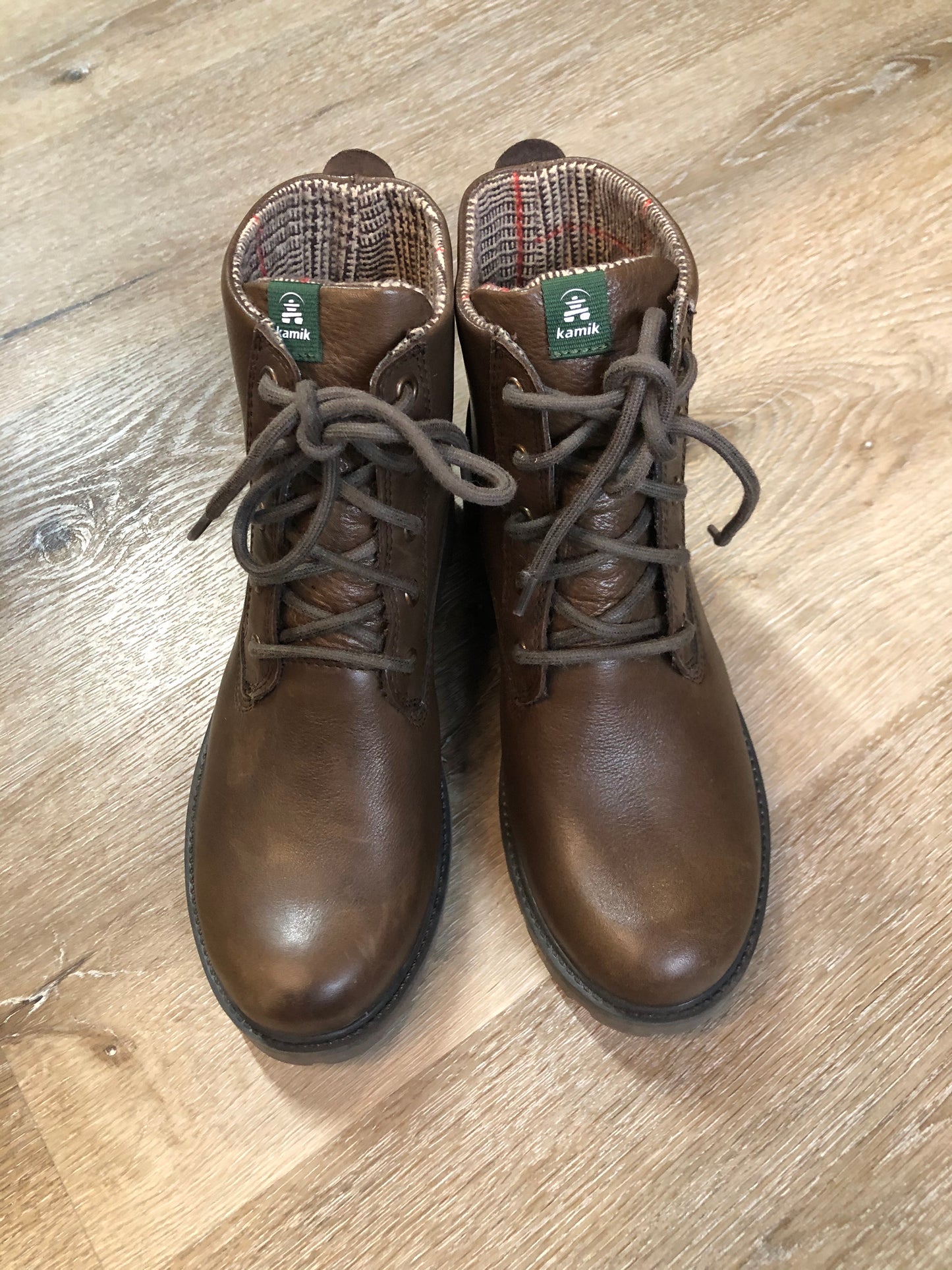 Kingspier Vintage - Kamik Autumn Lo winter boot in chocolate brown with seam-sealed waterproof genuine leather upper and decorative plaid inside collar, fleece lining and rubber sole.
Size 7 womens
The uppers and soles are in excellent condition. NWOT.