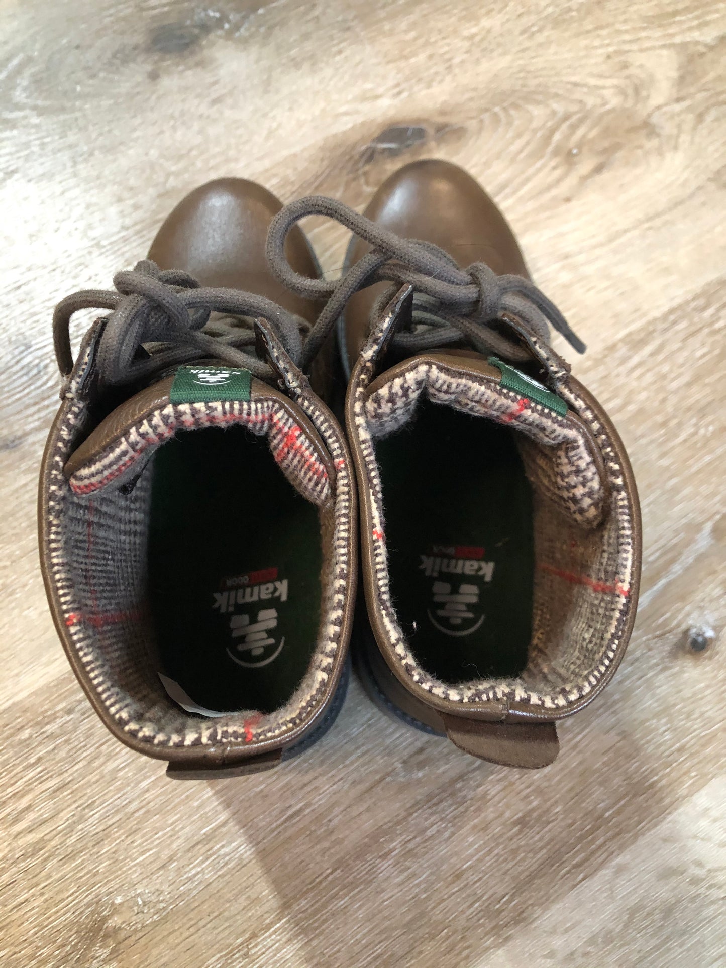 Kingspier Vintage - Kamik Autumn Lo winter boot in chocolate brown with seam-sealed waterproof genuine leather upper and decorative plaid inside collar, fleece lining and rubber sole.
Size 7 womens
The uppers and soles are in excellent condition. NWOT.