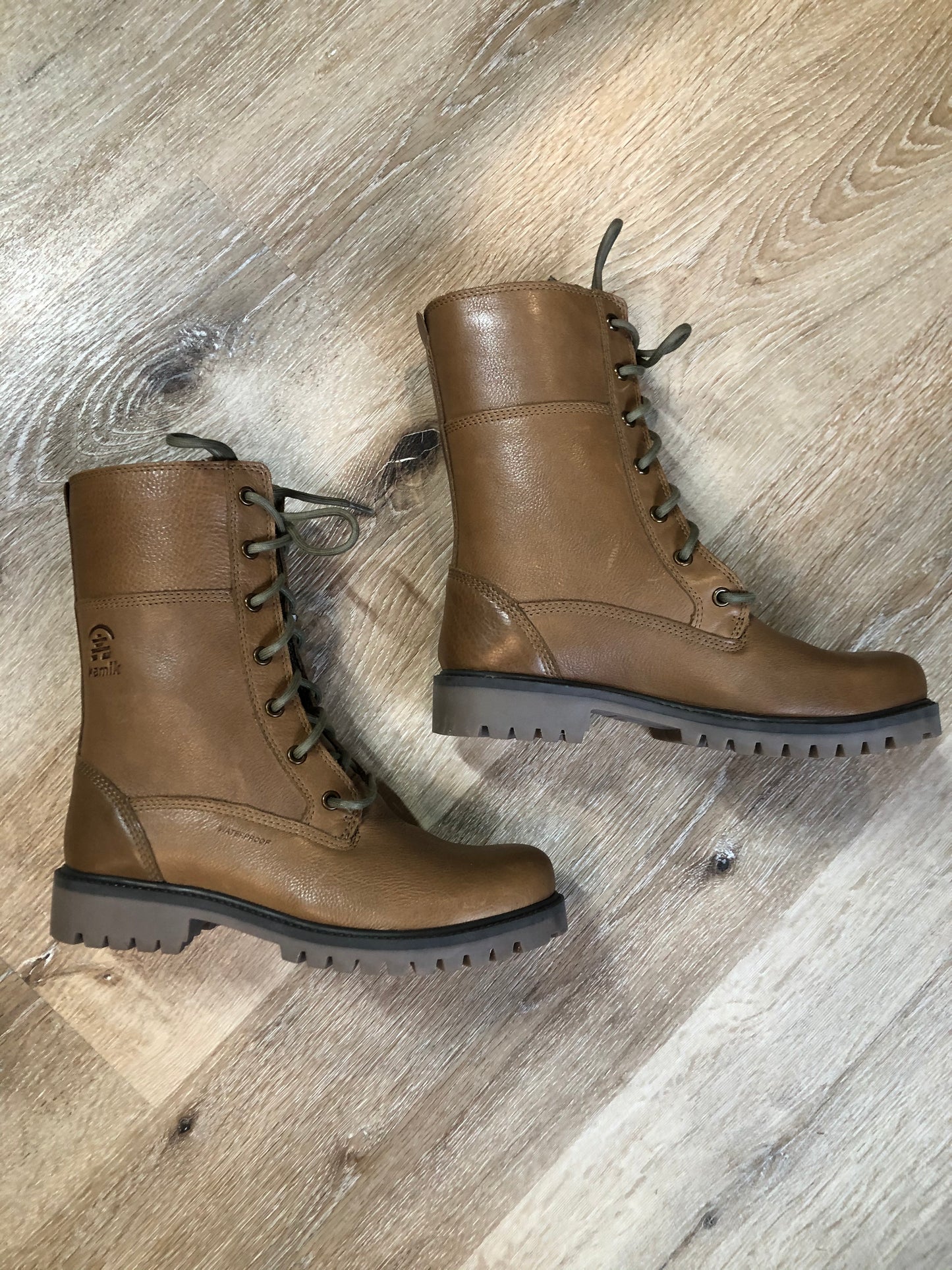 Kingspier Vintage - Kamik Autumn 7 eyelet lace up winter boot in brown with seam-sealed waterproof genuine leather upper and decorative plaid inside collar, fleece lining and rubber sole.
Size 7 womens
The uppers and soles are in excellent condition. NWOT.