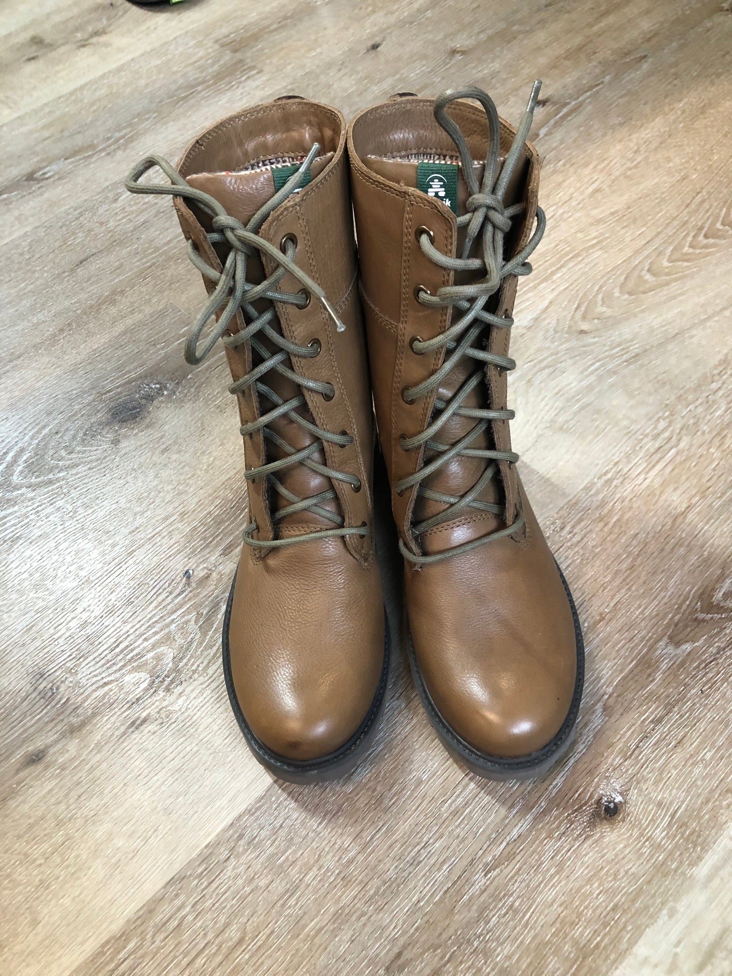 Kingspier Vintage - Kamik Autumn 7 eyelet lace up winter boot in brown with seam-sealed waterproof genuine leather upper and decorative plaid inside collar, fleece lining and rubber sole.
Size 7 womens
The uppers and soles are in excellent condition. NWOT.