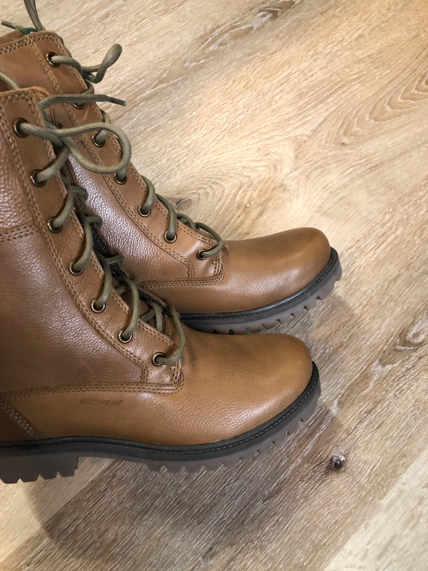 Kingspier Vintage - Kamik Autumn 7 eyelet lace up winter boot in brown with seam-sealed waterproof genuine leather upper and decorative plaid inside collar, fleece lining and rubber sole.
Size 7 womens
The uppers and soles are in excellent condition. NWOT.
