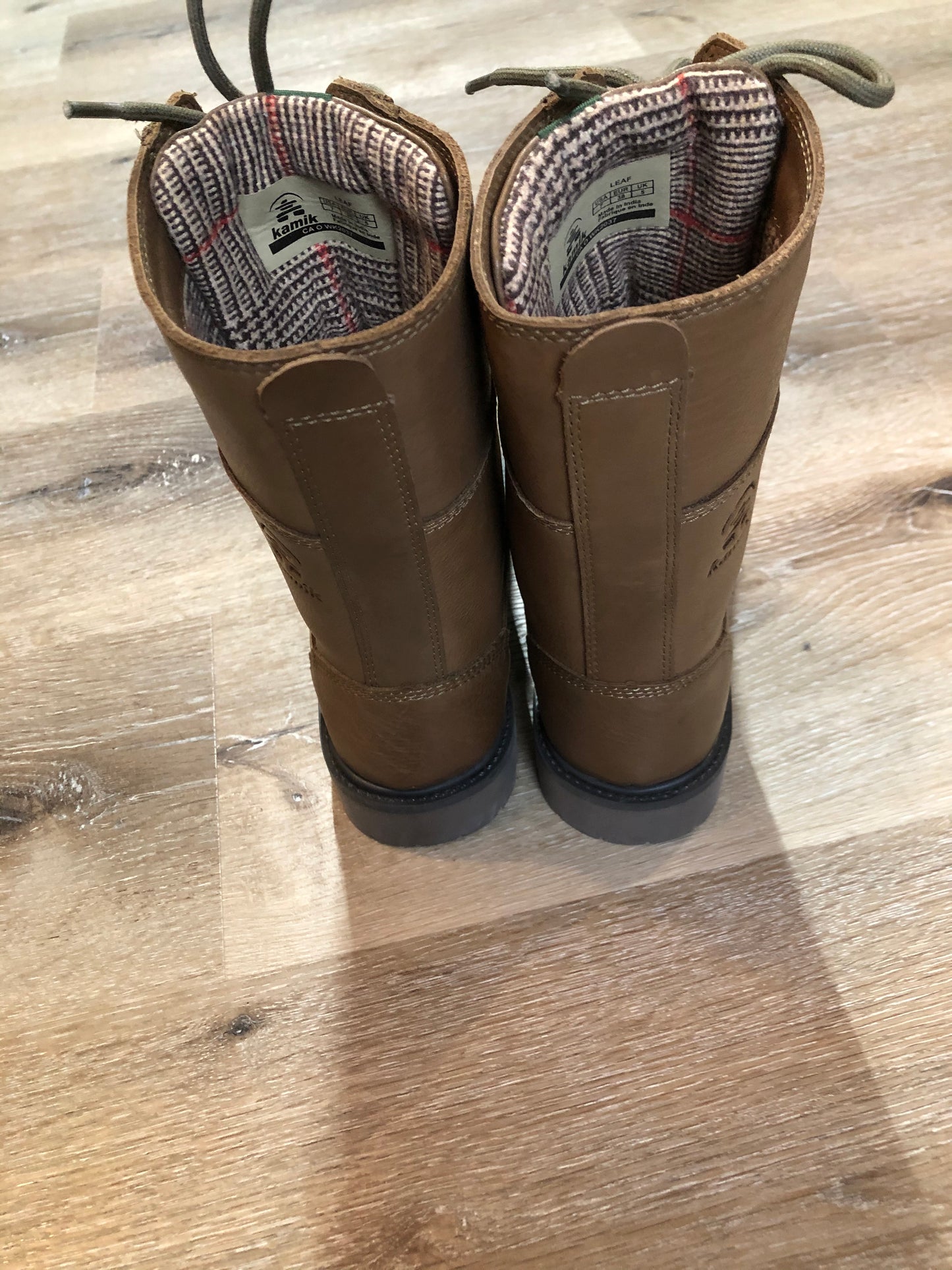 Kingspier Vintage - Kamik Autumn 7 eyelet lace up winter boot in brown with seam-sealed waterproof genuine leather upper and decorative plaid inside collar, fleece lining and rubber sole.
Size 7 womens
The uppers and soles are in excellent condition. NWOT.