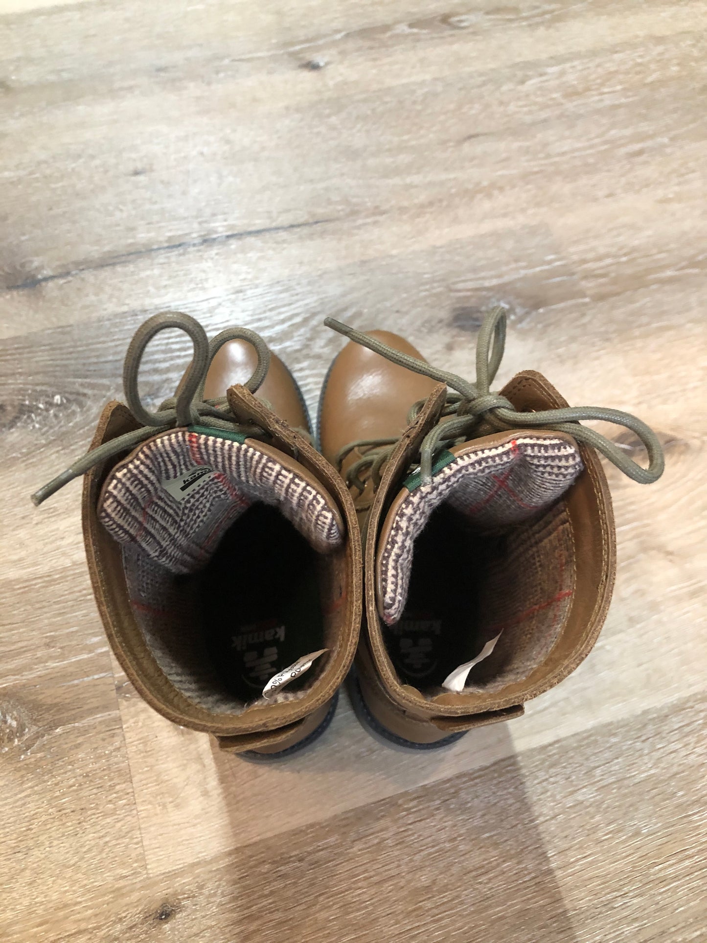 Kingspier Vintage - Kamik Autumn 7 eyelet lace up winter boot in brown with seam-sealed waterproof genuine leather upper and decorative plaid inside collar, fleece lining and rubber sole.
Size 7 womens
The uppers and soles are in excellent condition. NWOT.