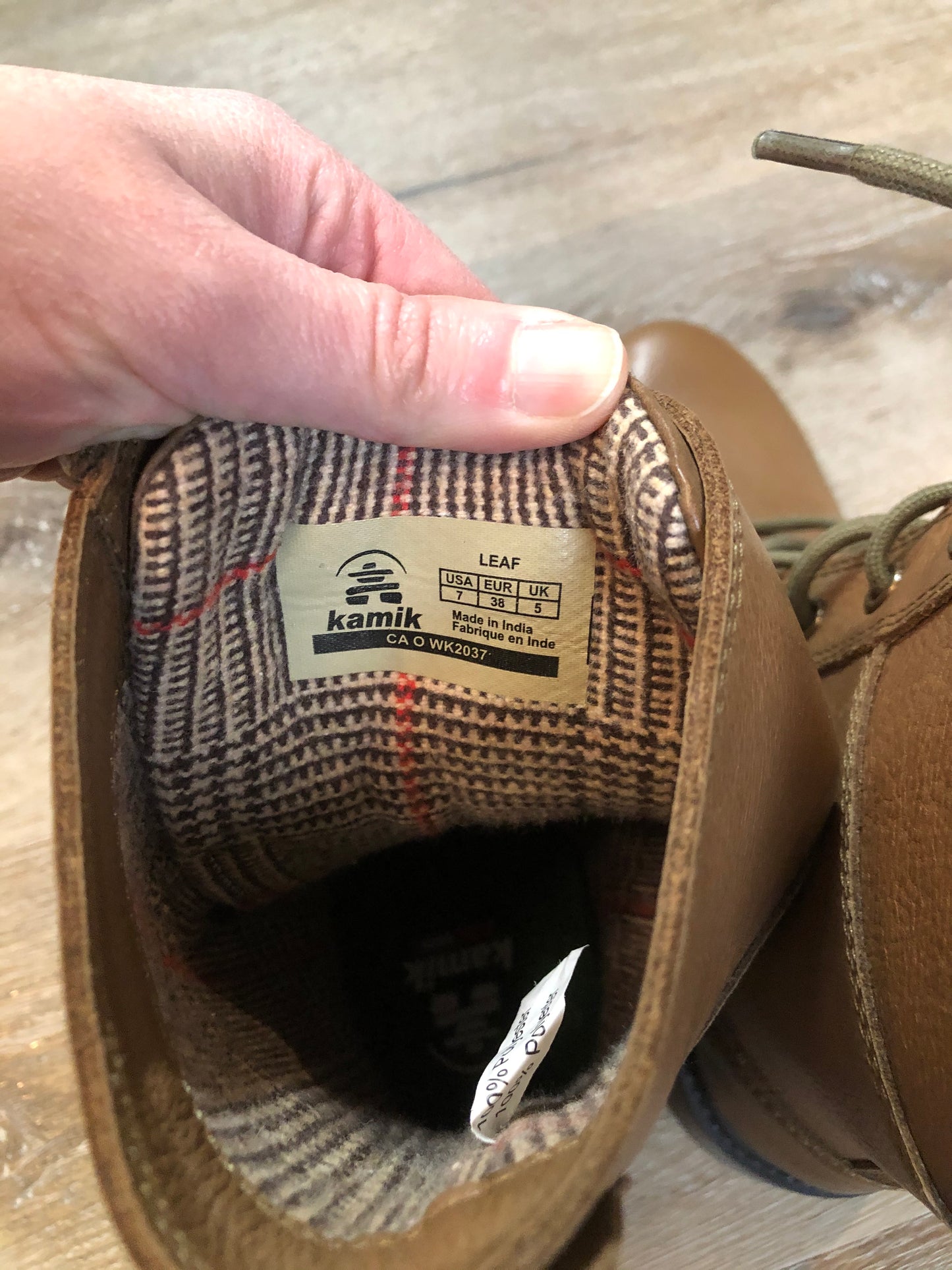 Kingspier Vintage - Kamik Autumn 7 eyelet lace up winter boot in brown with seam-sealed waterproof genuine leather upper and decorative plaid inside collar, fleece lining and rubber sole.
Size 7 womens
The uppers and soles are in excellent condition. NWOT.
