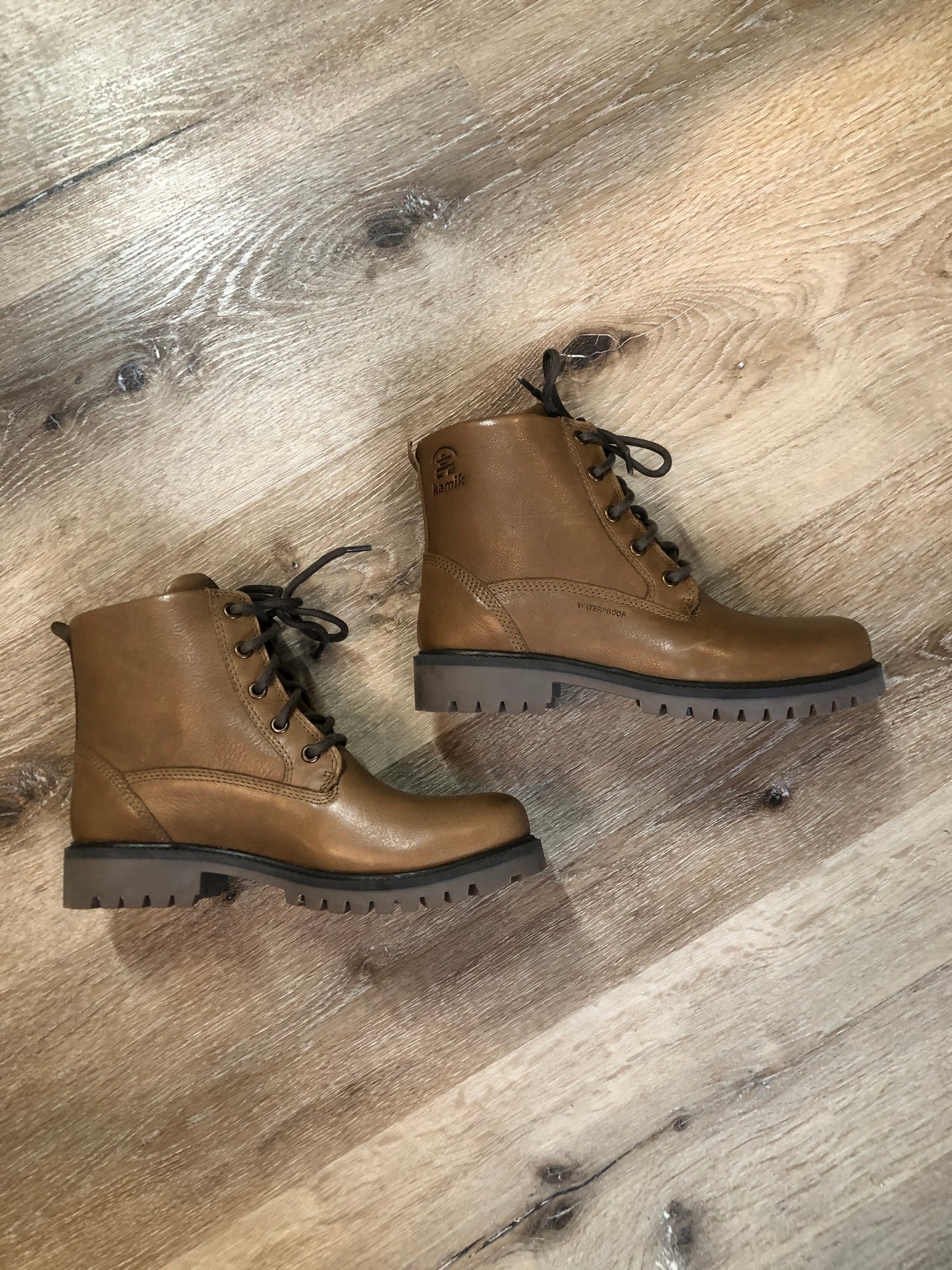 Kingspier Vintage - Kamik Autumn Lo winter boot in brown with seam-sealed waterproof genuine leather upper and decorative plaid inside collar, fleece lining and rubber sole.
Size 7 womens
The uppers and soles are in excellent condition. NWOT.