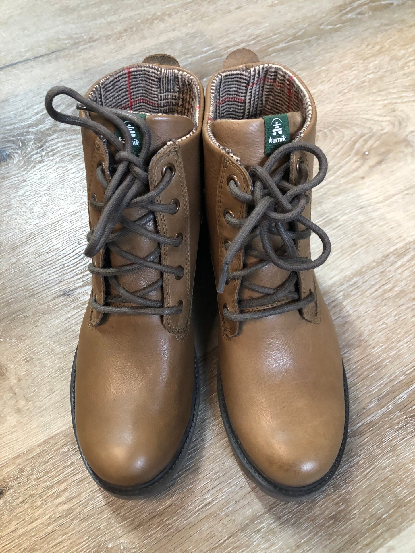 Kingspier Vintage - Kamik Autumn Lo winter boot in brown with seam-sealed waterproof genuine leather upper and decorative plaid inside collar, fleece lining and rubber sole.
Size 7 womens
The uppers and soles are in excellent condition. NWOT.