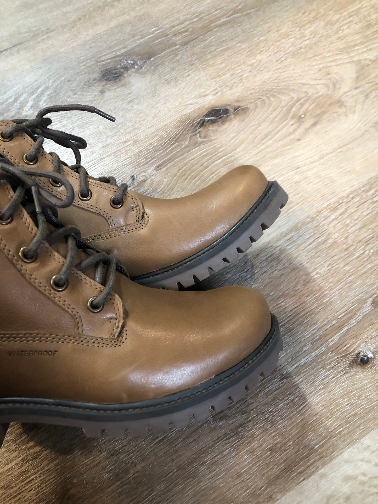 Kingspier Vintage - Kamik Autumn Lo winter boot in brown with seam-sealed waterproof genuine leather upper and decorative plaid inside collar, fleece lining and rubber sole.
Size 7 womens
The uppers and soles are in excellent condition. NWOT.