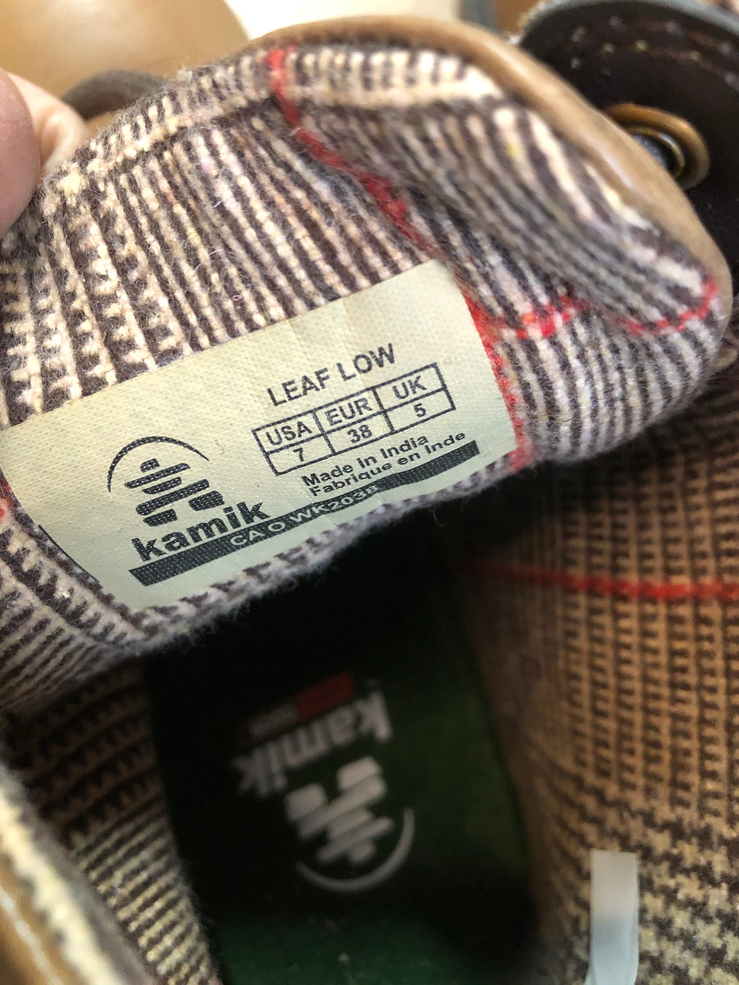 Kingspier Vintage - Kamik Autumn Lo winter boot in brown with seam-sealed waterproof genuine leather upper and decorative plaid inside collar, fleece lining and rubber sole.
Size 7 womens
The uppers and soles are in excellent condition. NWOT.