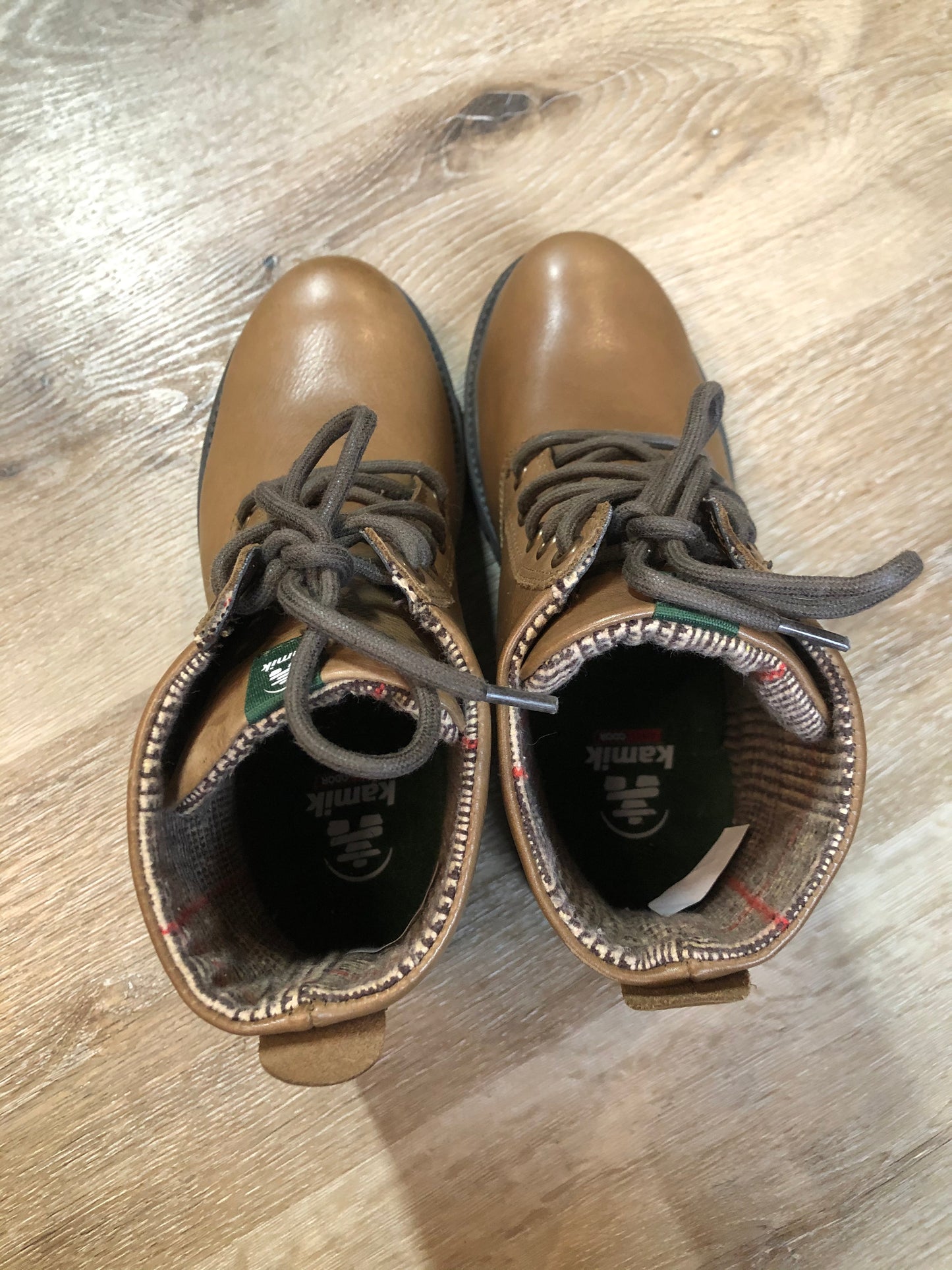 Kingspier Vintage - Kamik Autumn Lo winter boot in brown with seam-sealed waterproof genuine leather upper and decorative plaid inside collar, fleece lining and rubber sole.
Size 7 womens
The uppers and soles are in excellent condition. NWOT.