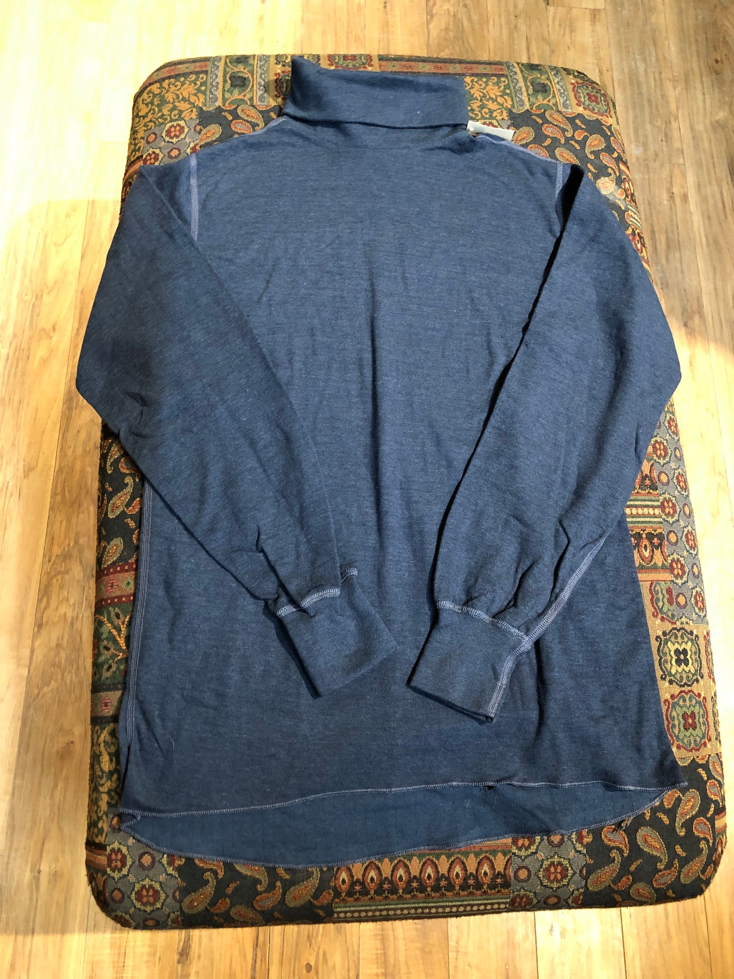 Stanfield''s deadstock duofold / layered turtleneck long sleeve shirt.
Outer layer - 50% cotton/ 40% wool/ 10% nylon
Inner layer-100% cotton
Made in Nova Scotia, Canada.