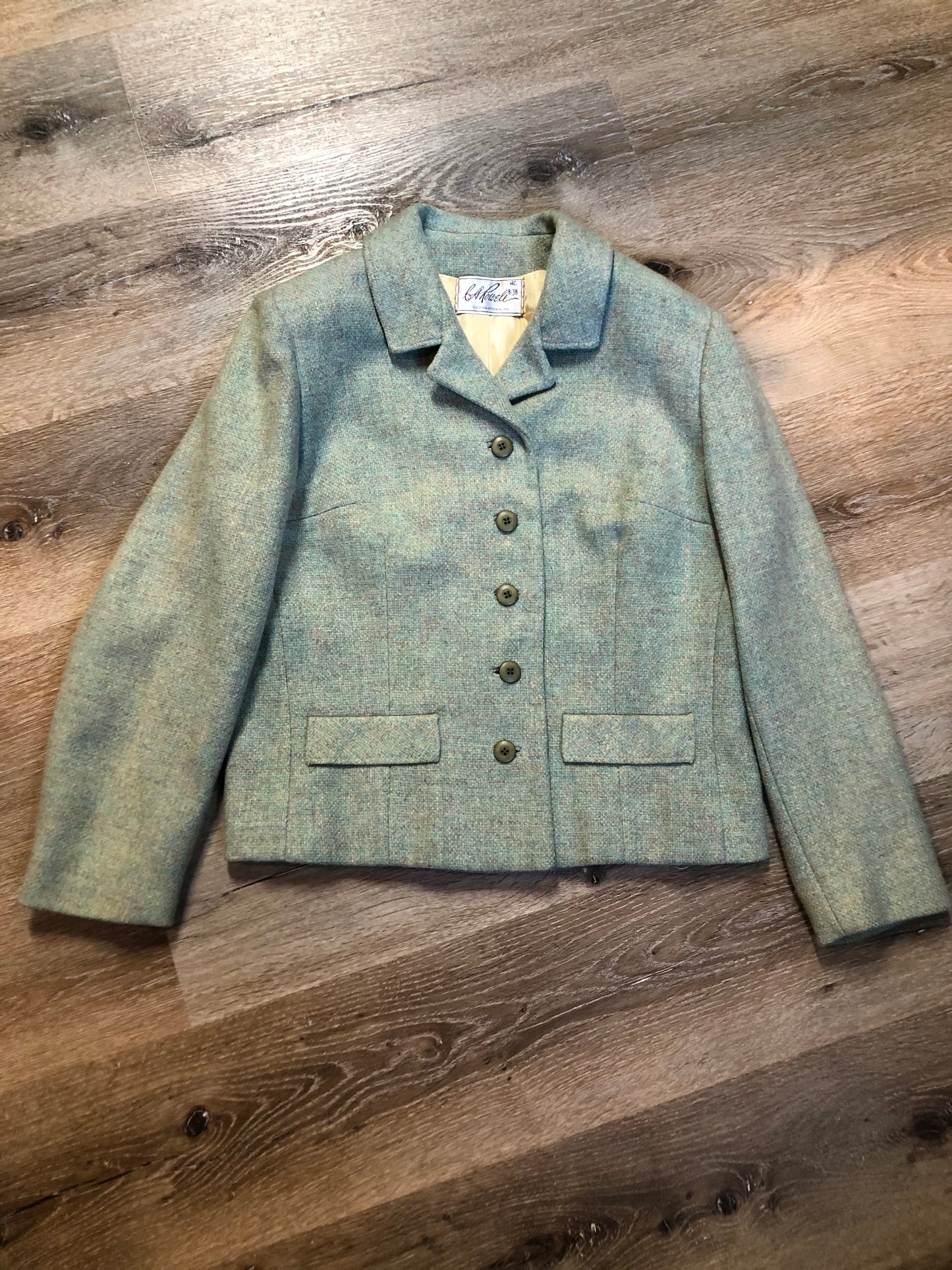 Kingspier Vintage - Vintage Carowell light green tweed blazer with button closures, flap pockets and inner lining. Size small.