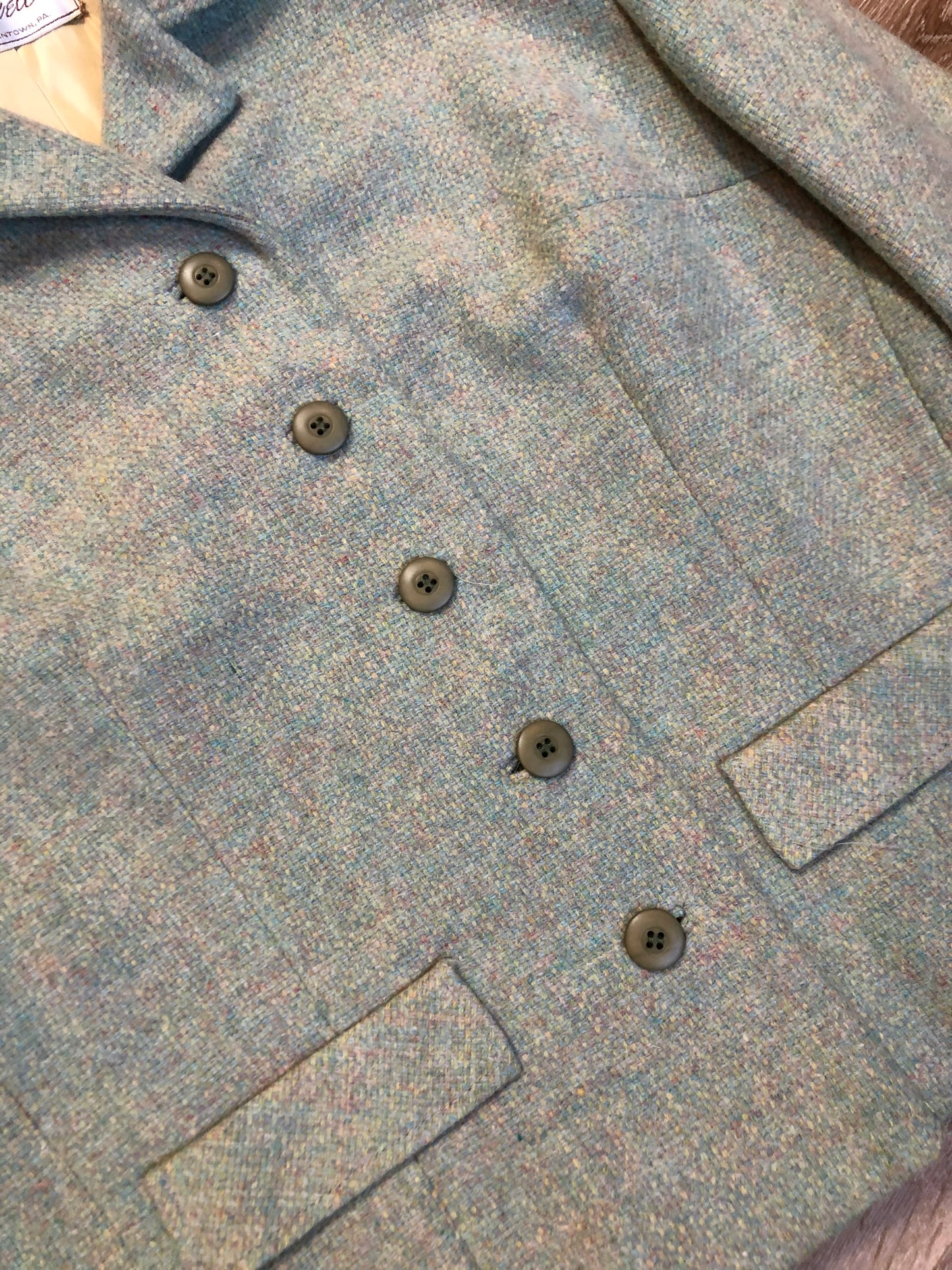 Kingspier Vintage - Vintage Carowell light green tweed blazer with button closures, flap pockets and inner lining. Size small.
