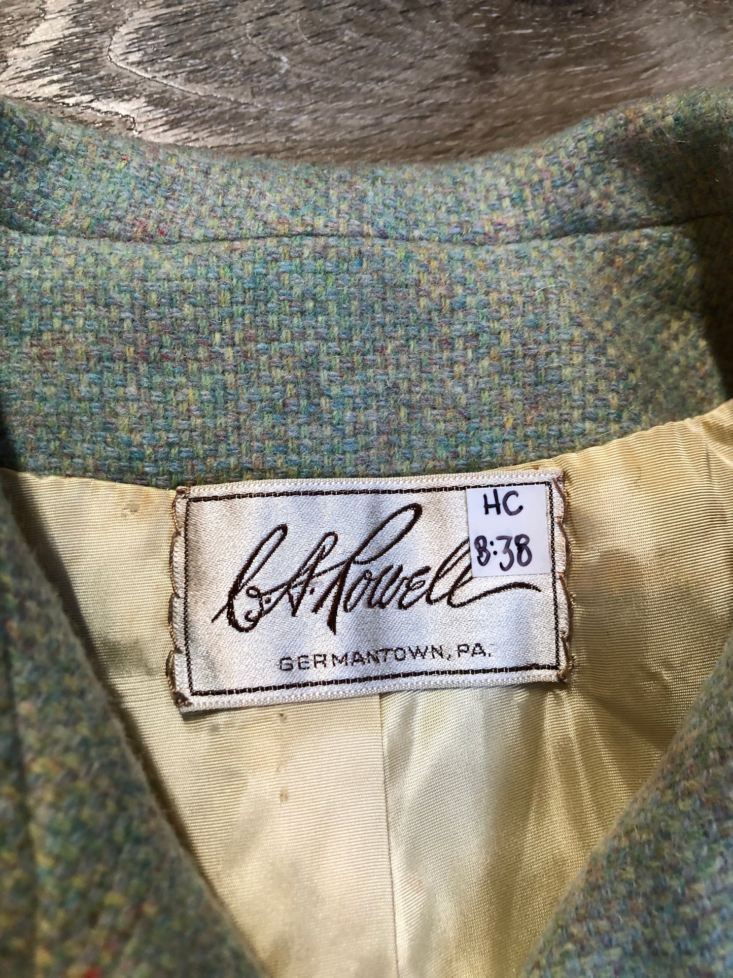 Kingspier Vintage - Vintage Carowell light green tweed blazer with button closures, flap pockets and inner lining. Size small.