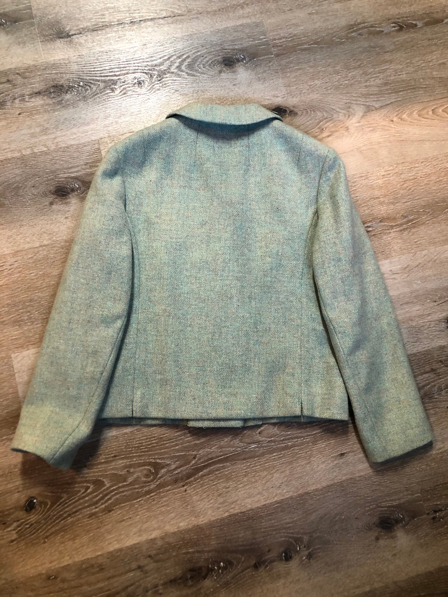 Kingspier Vintage - Vintage Carowell light green tweed blazer with button closures, flap pockets and inner lining. Size small.