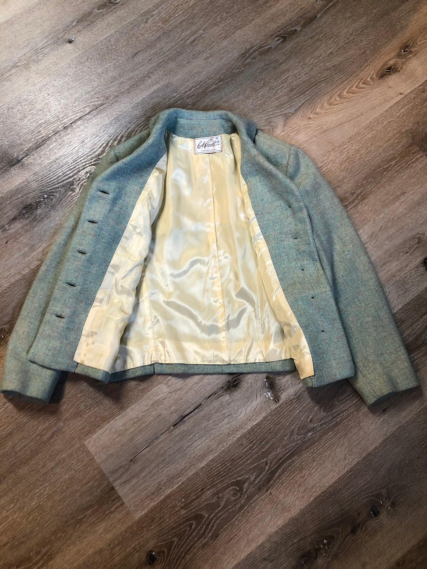 Kingspier Vintage - Vintage Carowell light green tweed blazer with button closures, flap pockets and inner lining. Size small.